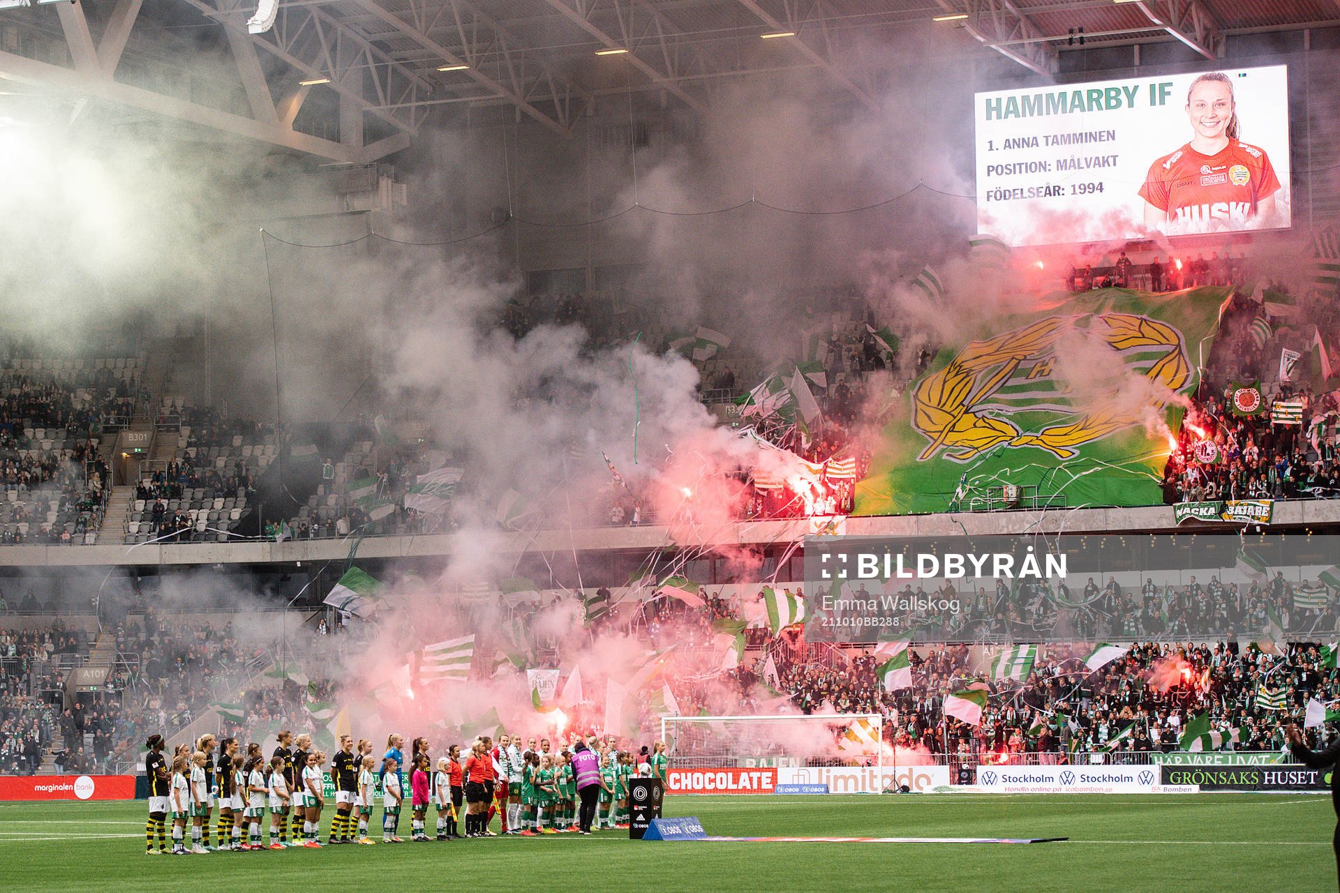 Supportrar tänder bengaliska eldar