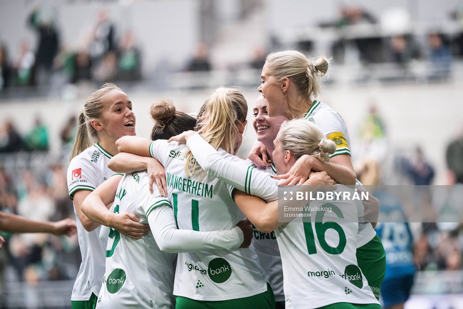 Hammarbys spelare jublar med Madelen Janogy