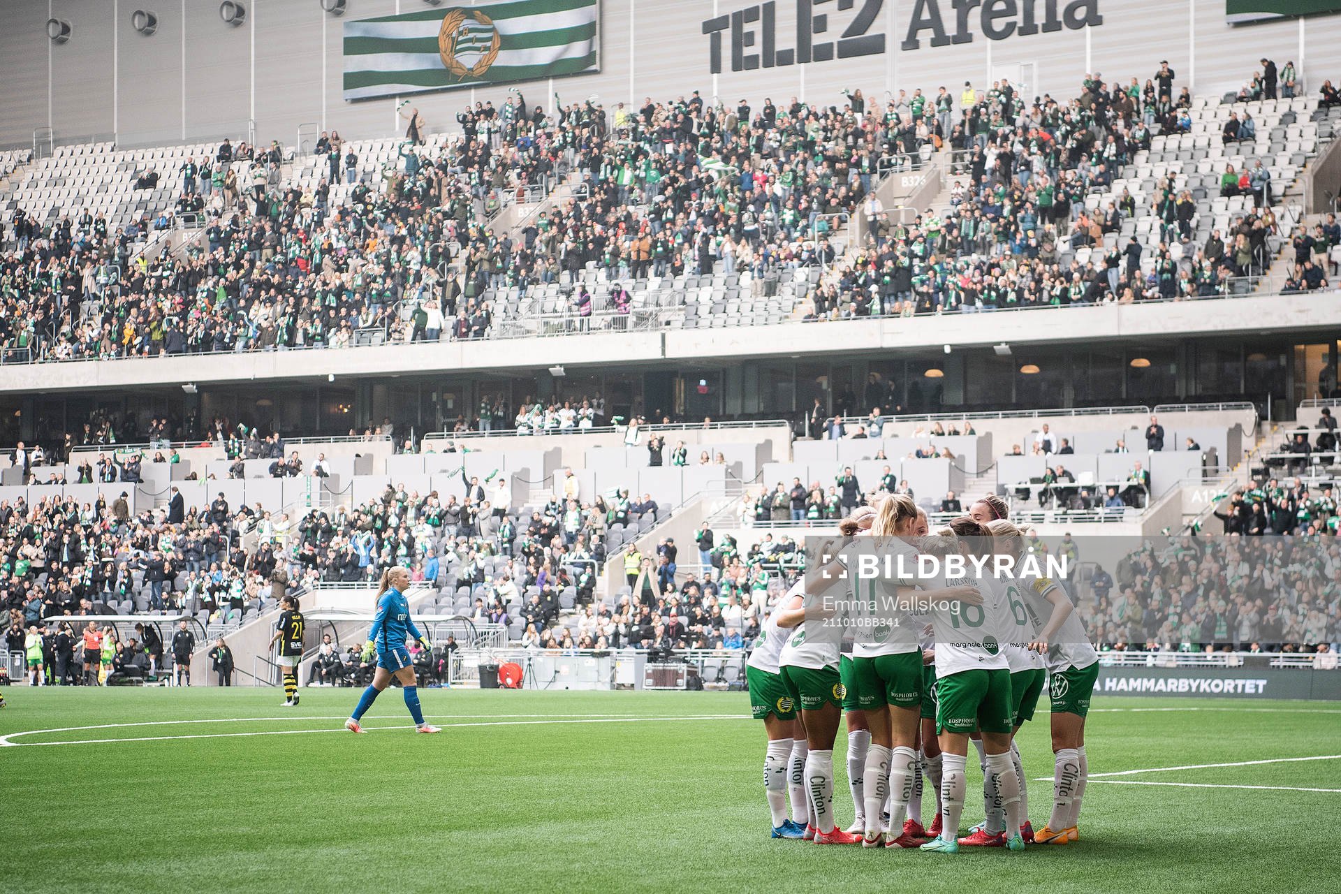 Hammarbys spelare jublar med Madelen Janogy