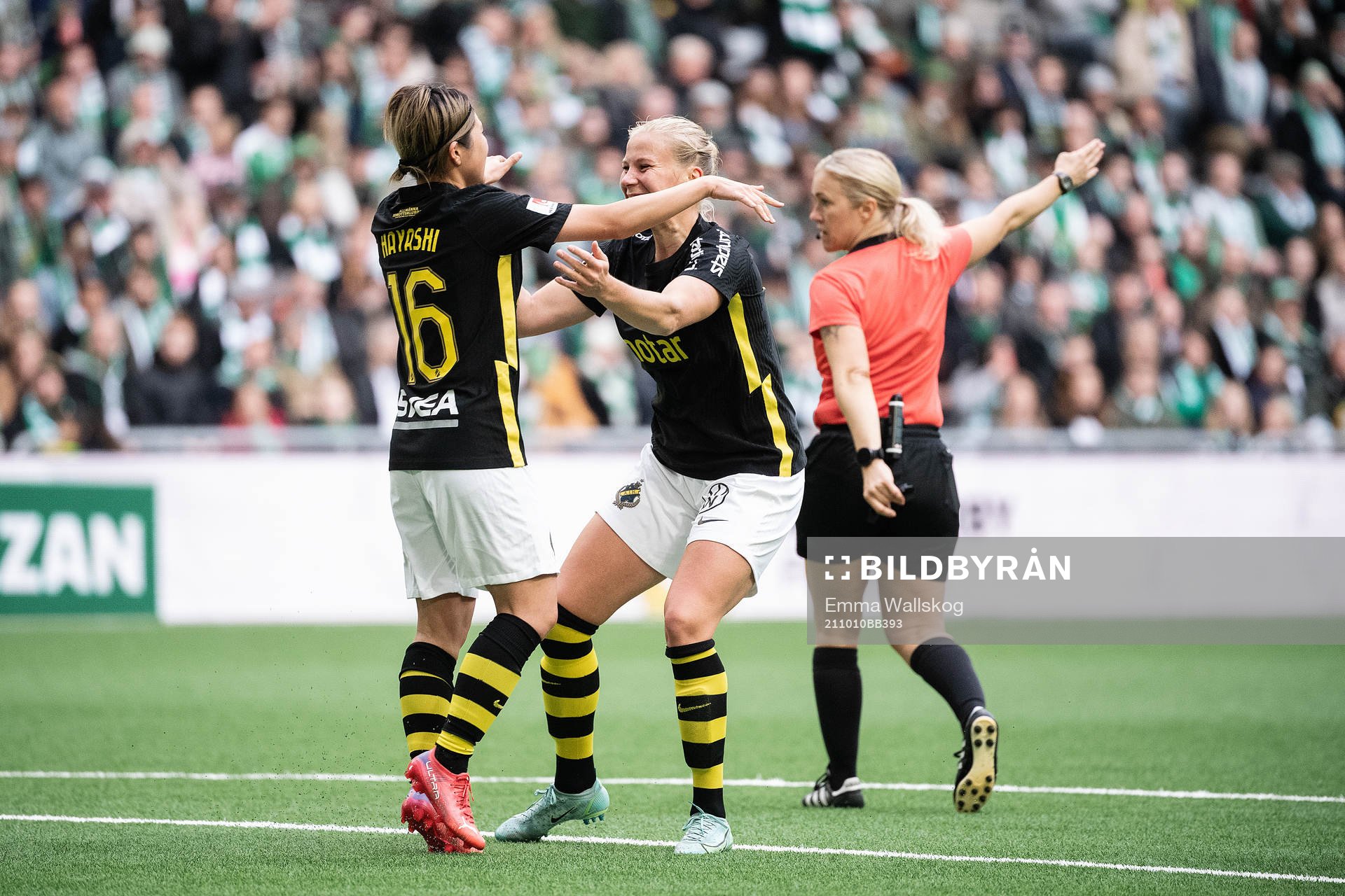 s Jenny Danielsson och Honoka Hayashi jublar
