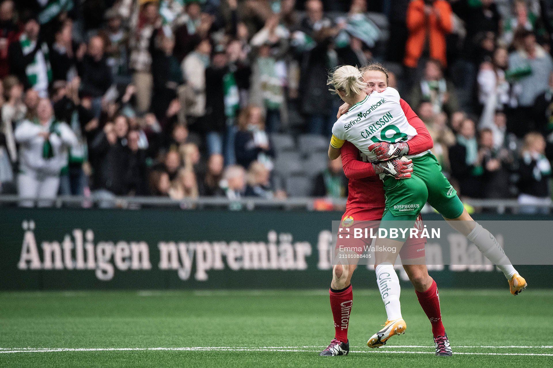Hammarbys Alice Carlsson och målvakt Anna Tamminen jublar