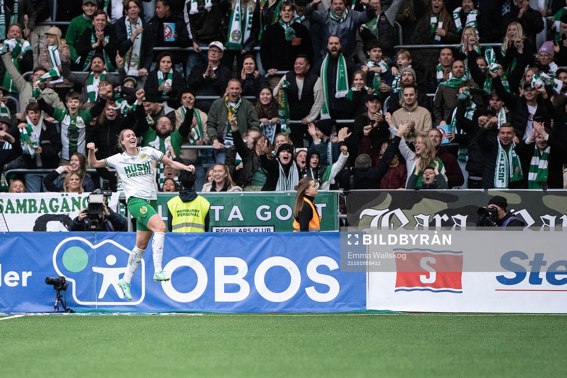 Hammarbys Berglind Björg Thorvaldsdóttir jublar efter 3-1 under fotbollsmatchen i Damallsvenskan mellan Hammarby och AIK den 10 oktober 2021 i Stockholm. 