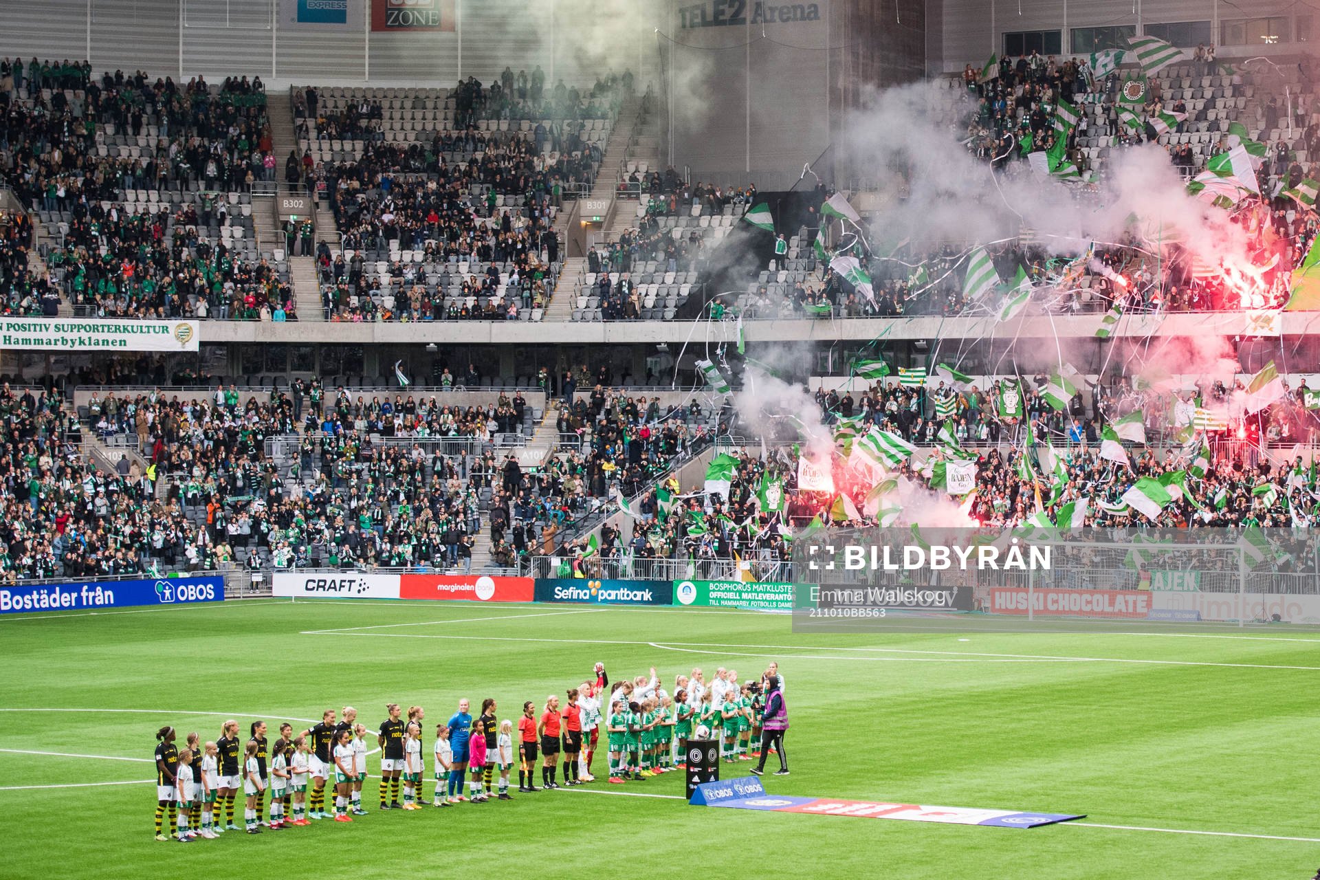 Inmarsch med publikvy innan fotbollsmatchen i