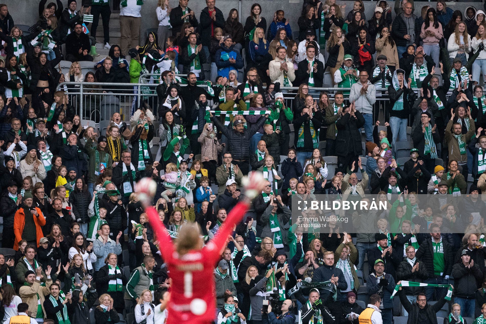 Hammarbys målvakt Anna Tamminen jublar