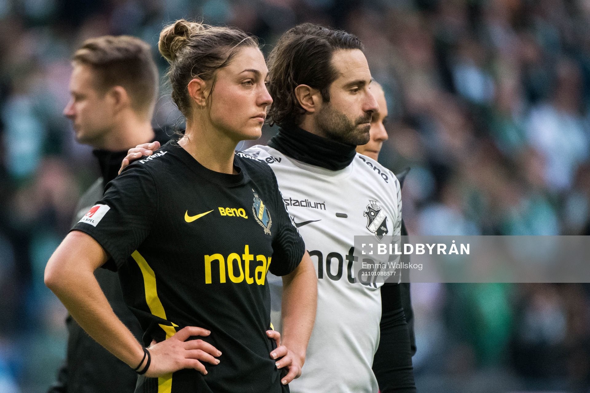 s Hannah Davison och målvaktstränare Max Bergander deppar