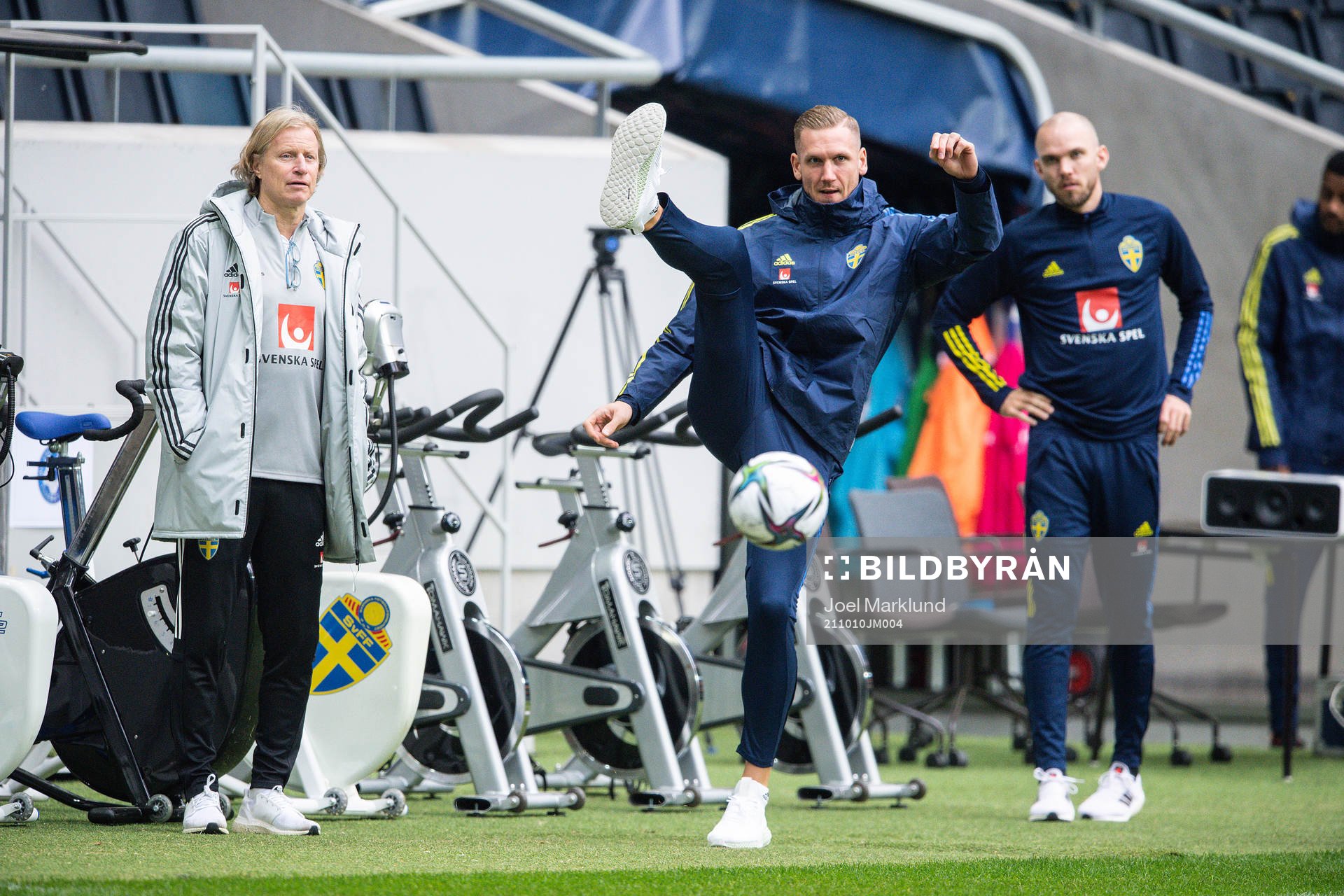 Stefan Pettersson, team manager, and goalkeeper Robin Olsen