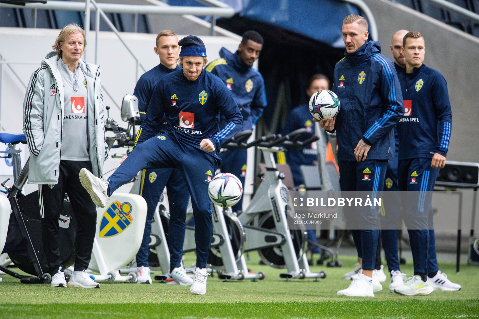 Emil Forsberg and goalkeeper Robin Olsen of the Swedish