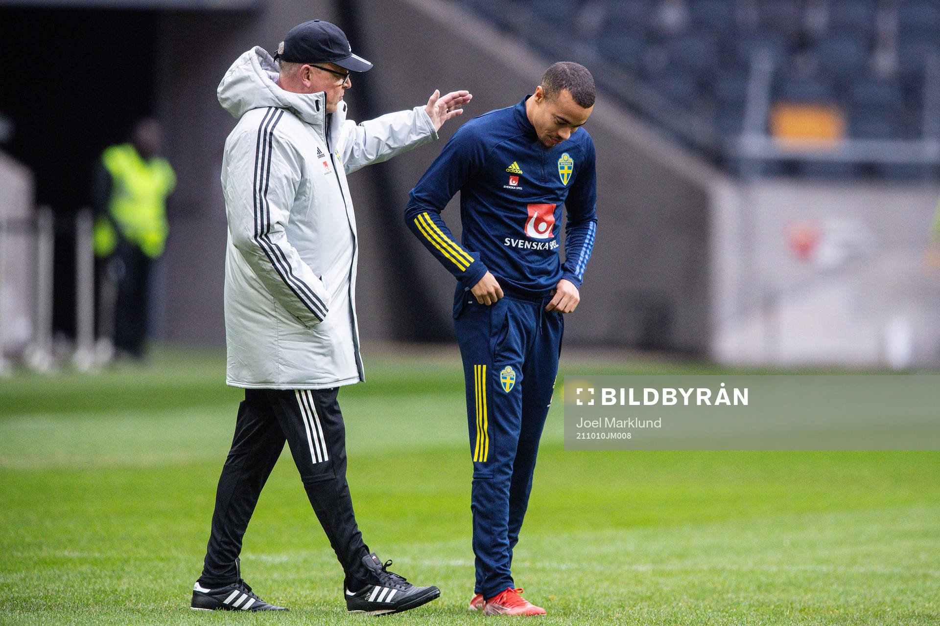 head coach Janne Andersson and Robin Quaison of the Swedish