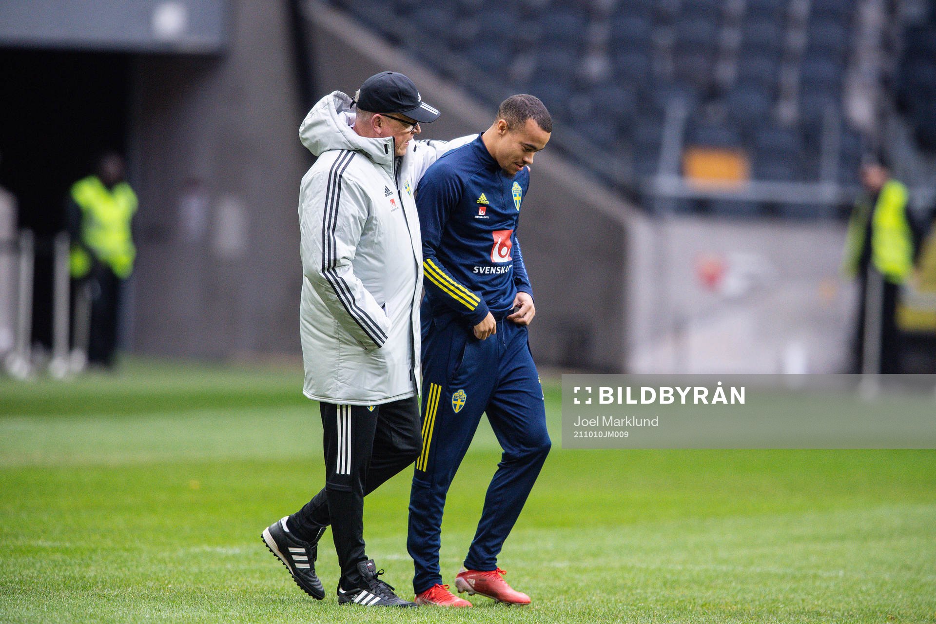 head coach Janne Andersson and Robin Quaison of the Swedish