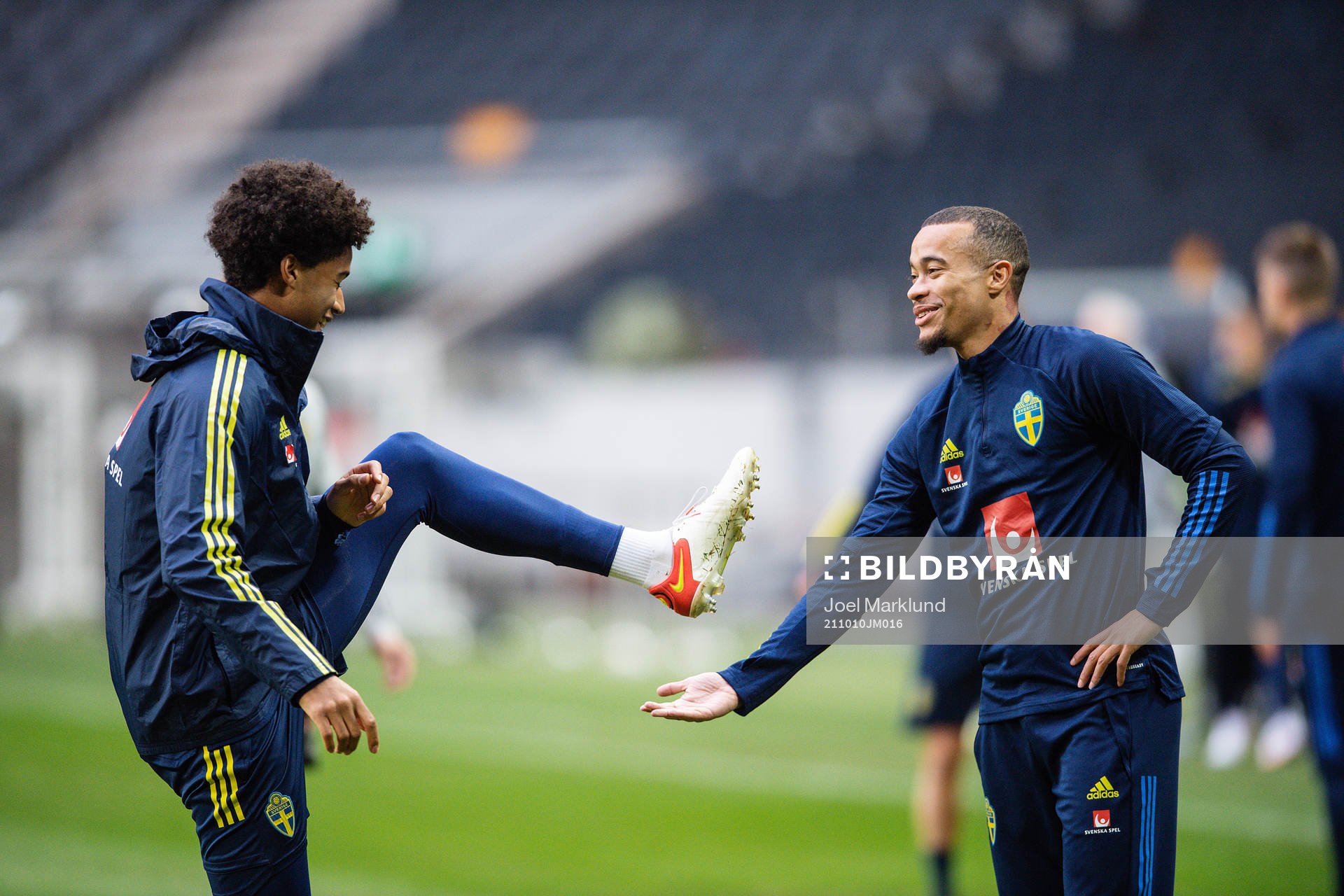 Jens-Lys Cajuste and Robin Quaison of the Swedish national