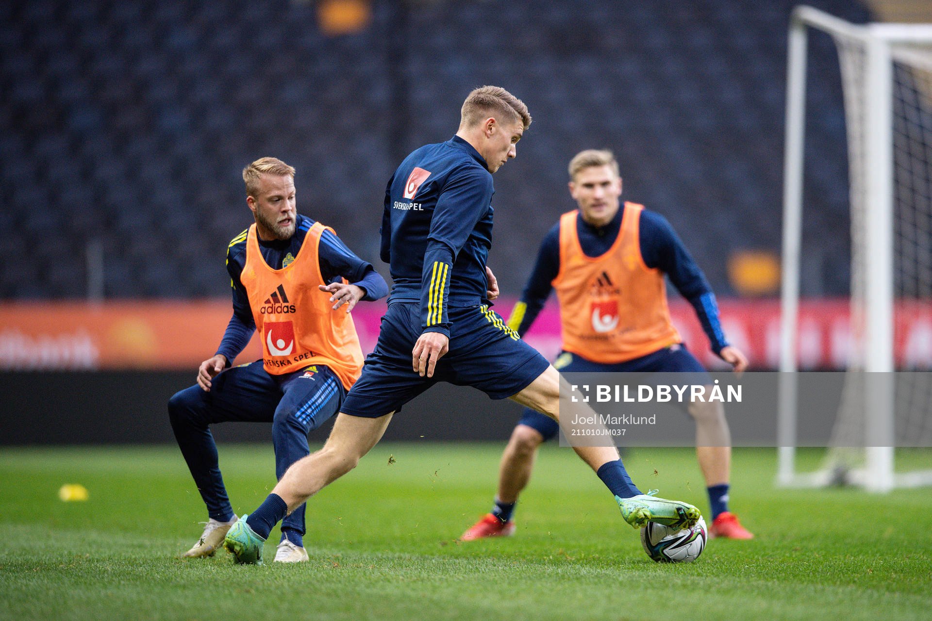 Daniel Sundgren and Viktor Gyökeres of the Swedish