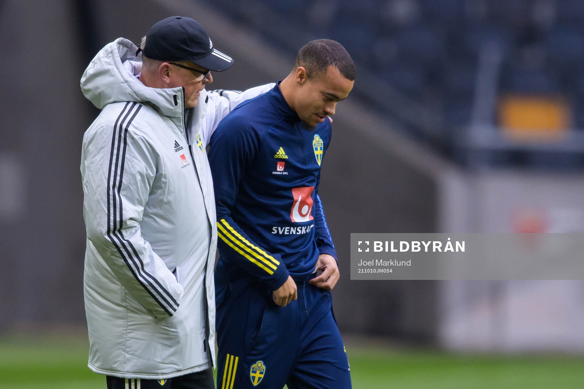 Head coach Janne Andersson and Robin Quaison of the Swedish