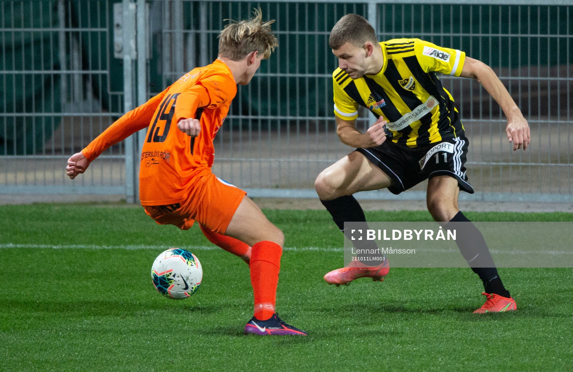 IFK Hässleholms Ivan Danielsson Andanovski fintar Kristianstads Kasper Månsson i matchen i div 2 Södra Götaland mellan Kristianstads FC och IFK Hässleholm i Kristianstad 11 oktober 2021.
