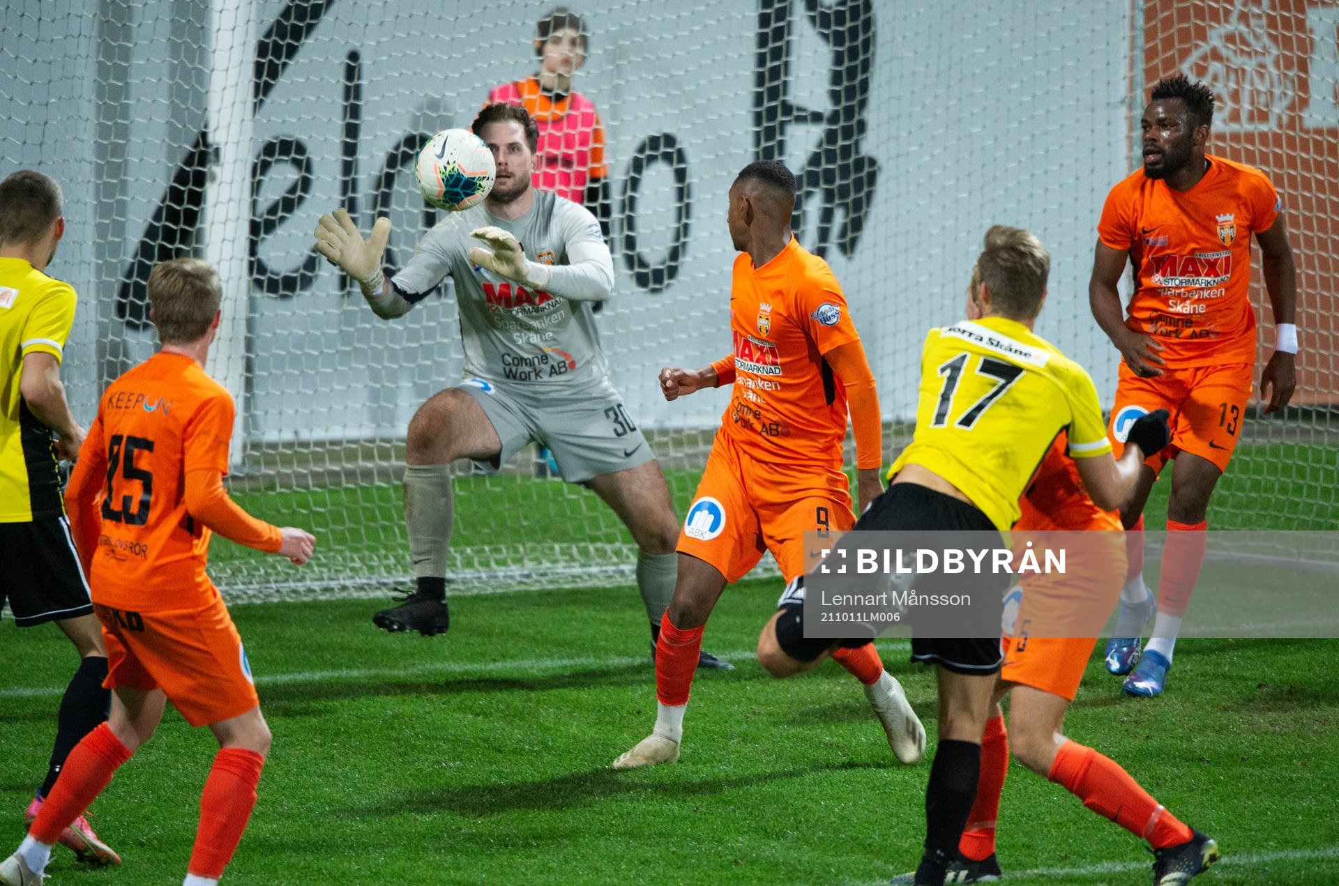 Kristianstads målvakt Calle Lindell räddar en nick från Marcus Thuvesson i matchen i div 2 Södra Götaland mellan Kristianstads FC och IFK Hässleholm i Kristianstad 11 oktober 2021.