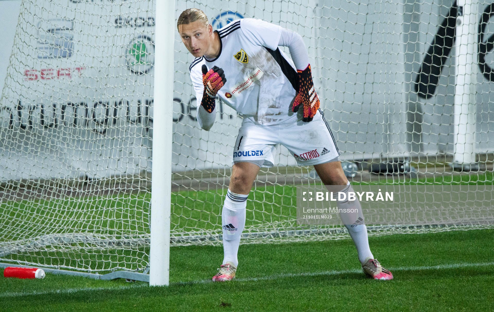 IFK Hässleholms Carl Lundahl Persson dirigerar muren i
