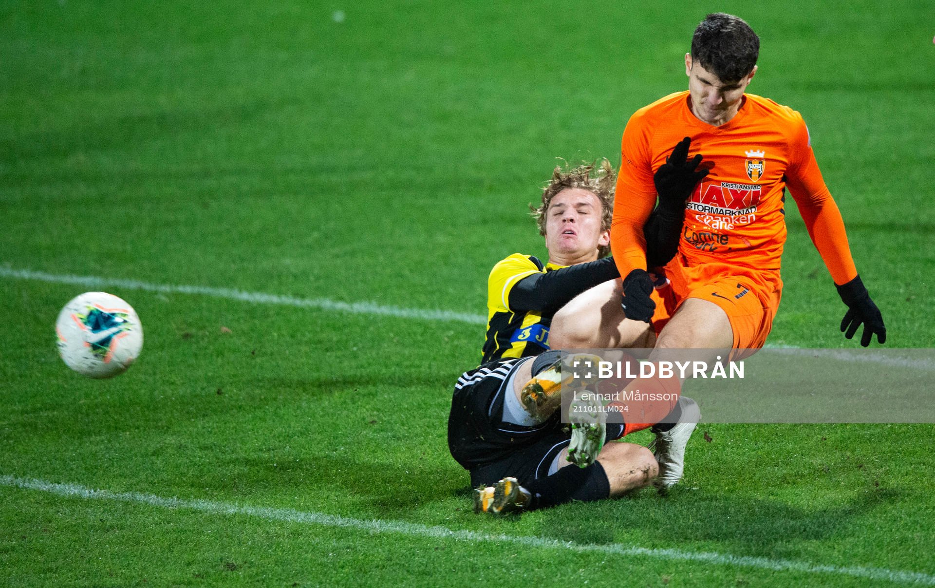 IFK Hässleholms Isaac Holmberg glidtacklar i matchen i div 2 Södra Götaland mellan Kristianstads FC och IFK Hässleholm i Kristianstad 11 oktober 2021.
