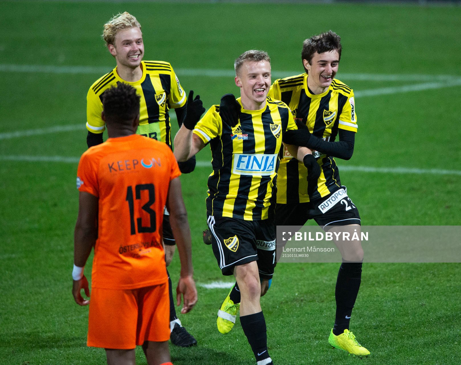 IFK Hässleholms Amel Crnalic gör 0-2 och grattas av
