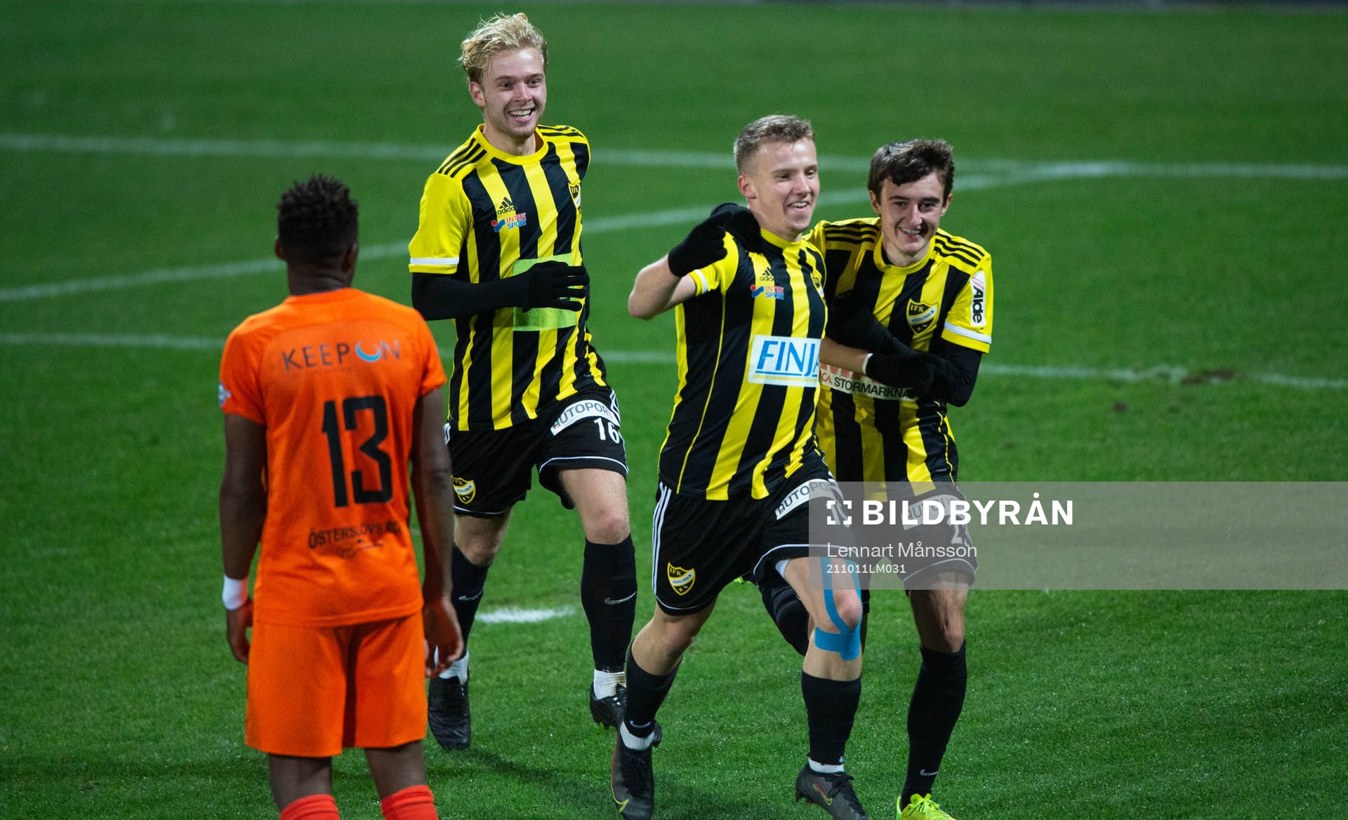 IFK Hässleholms Amel Crnalic gör 0-2 och grattas av