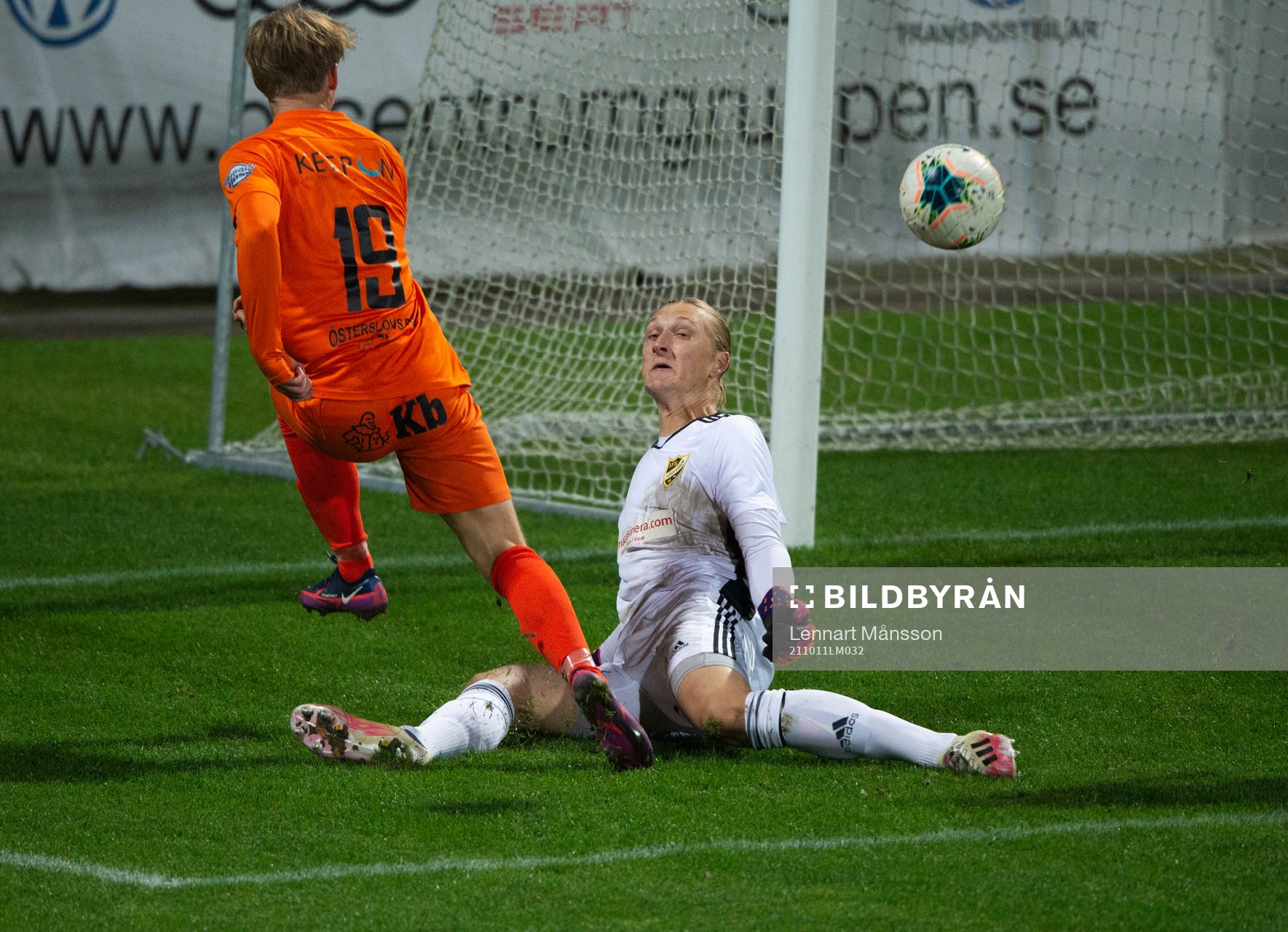 IFK Hässleholms Carl Lundahl Persson räddar friläge mot Kristianstads Kasper Månsson i matchen i div 2 Södra Götaland mellan Kristianstads FC och IFK Hässleholm i Kristianstad 11 oktober 2021.