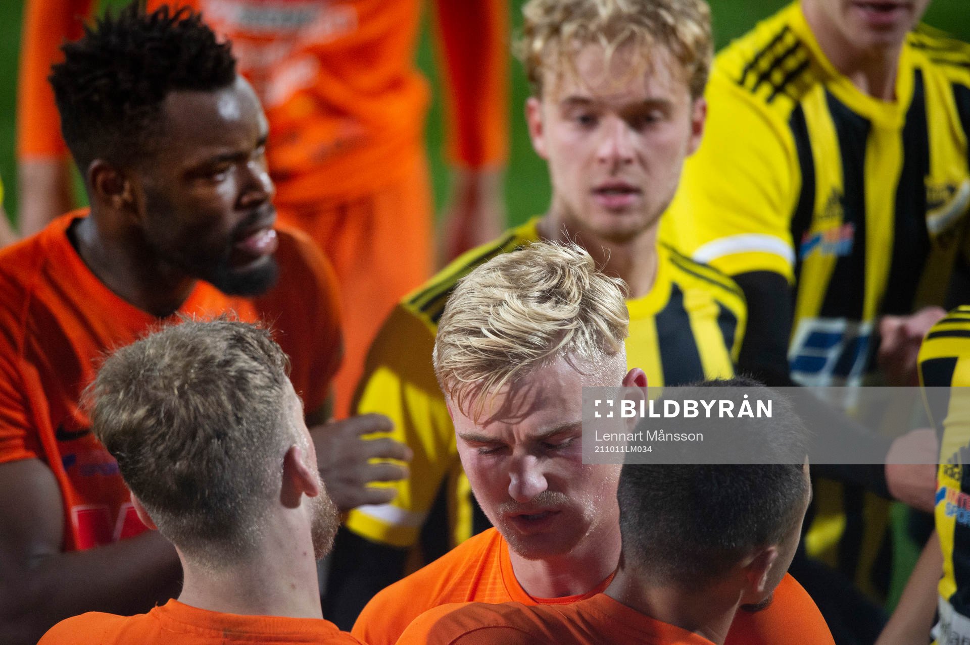 Kristianstads Linus Svensson lugnar lagkamrater i matchen i div 2 Södra Götaland mellan Kristianstads FC och IFK Hässleholm i Kristianstad 11 oktober 2021.