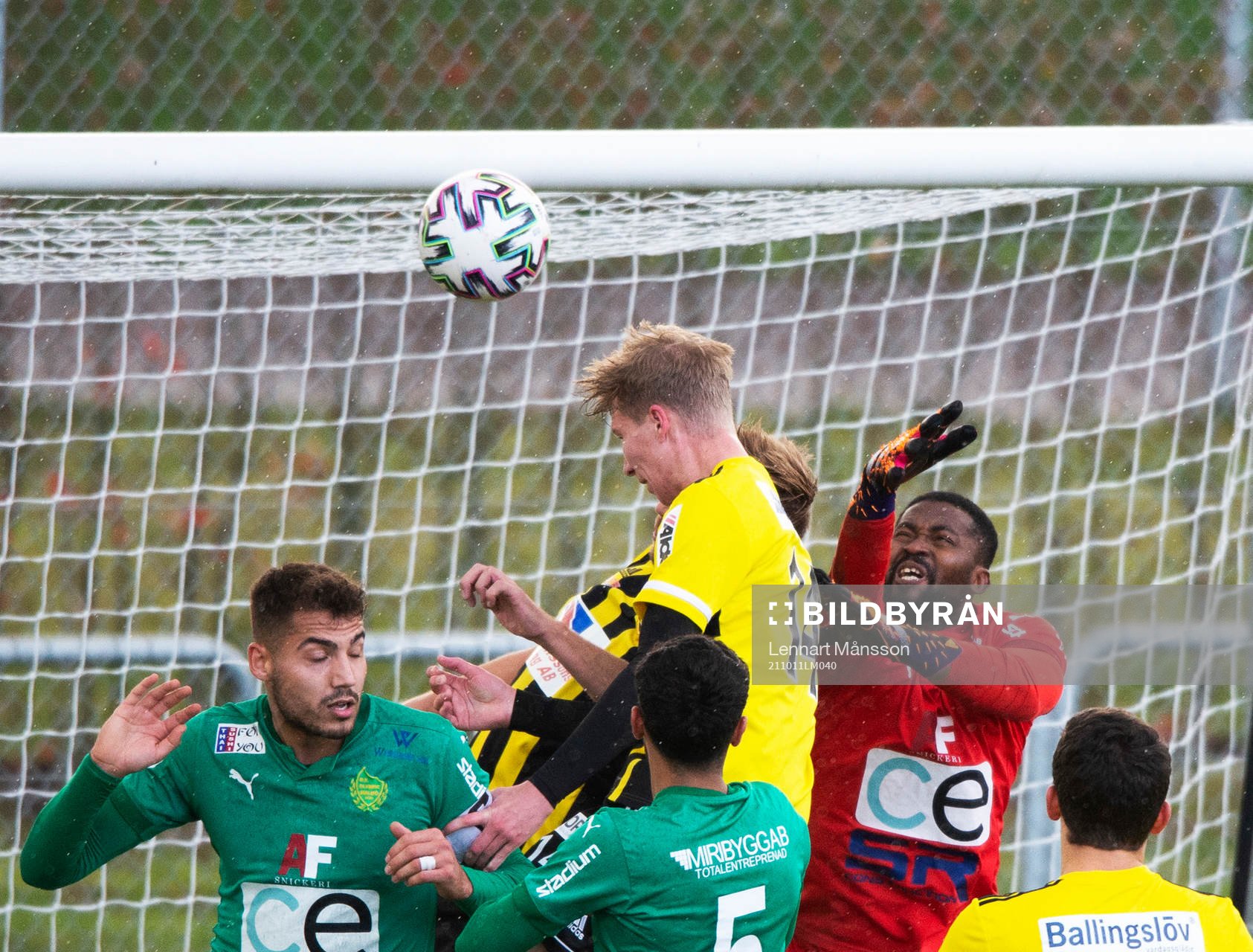 IFK Hässleholms Hugo Arvidsson nickar in 1-0 i matchen i