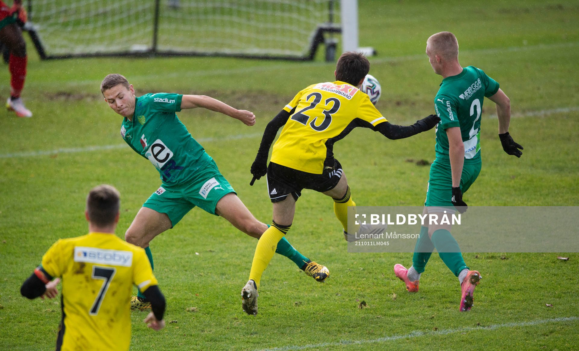 IFK Hässleholms Armin Culum skruvar mot bortre stolpen i