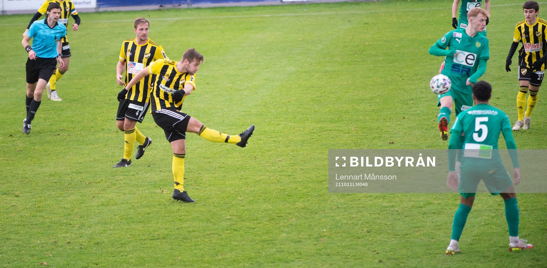 IFK Hässleholms Marcus Thuvesson skjuter distansskott i