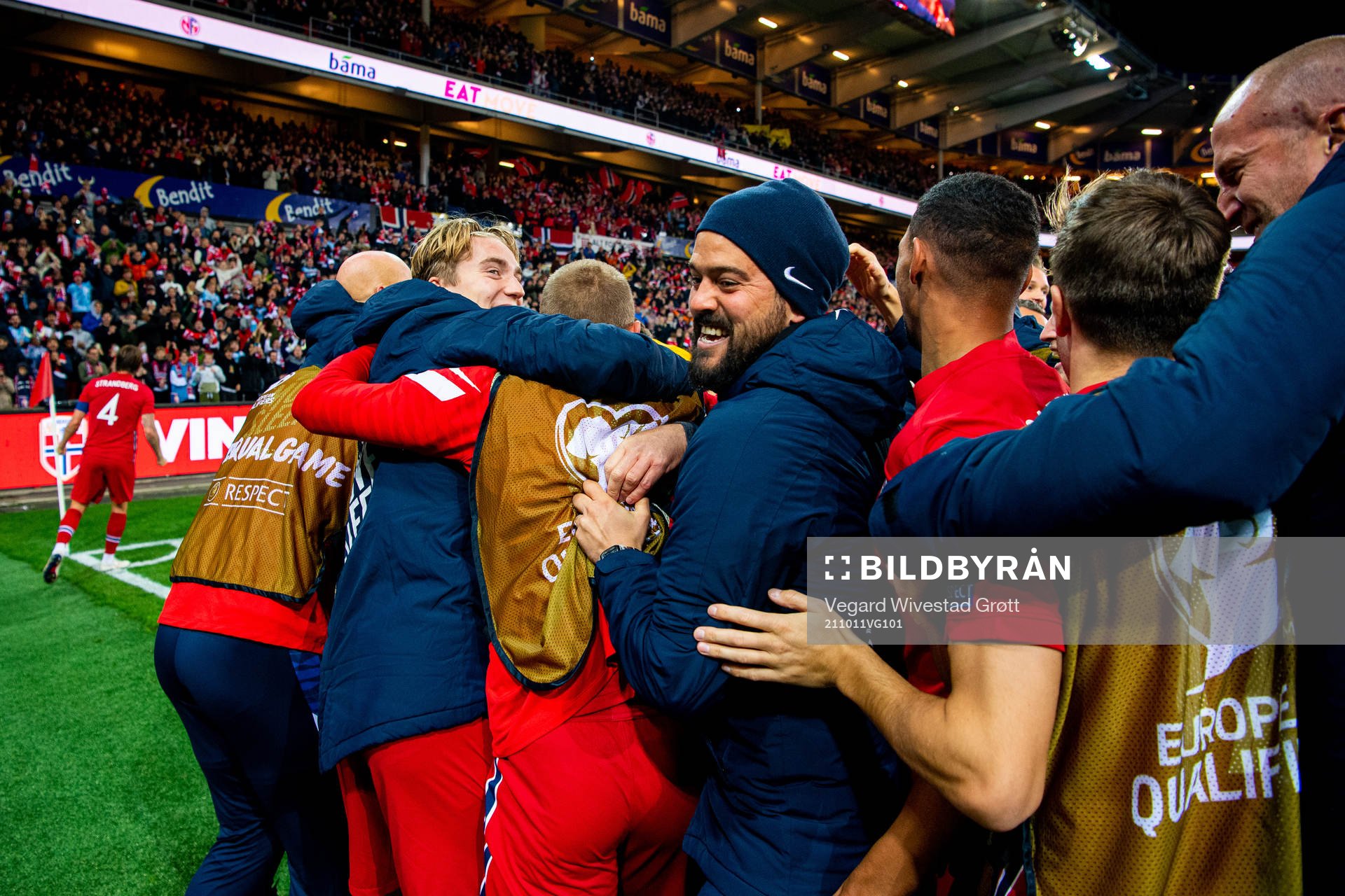 Kristian Thorstvedt, Bernardo Cueva, staff and players of