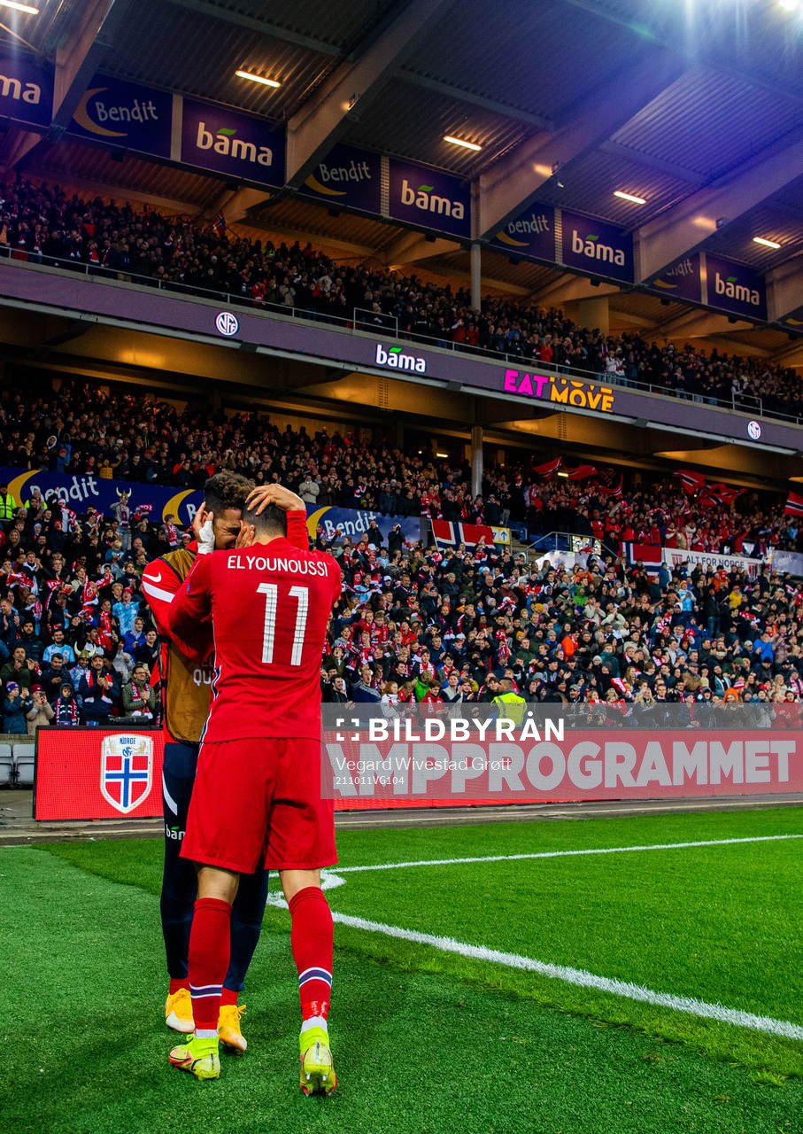 Mohamed Elyounoussi of Norway celebrates with teammate Ohi