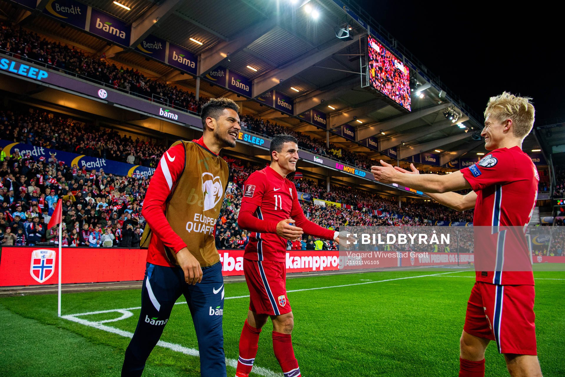 Mohamed Elyounoussi of Norway celebrates with teammates Ohi