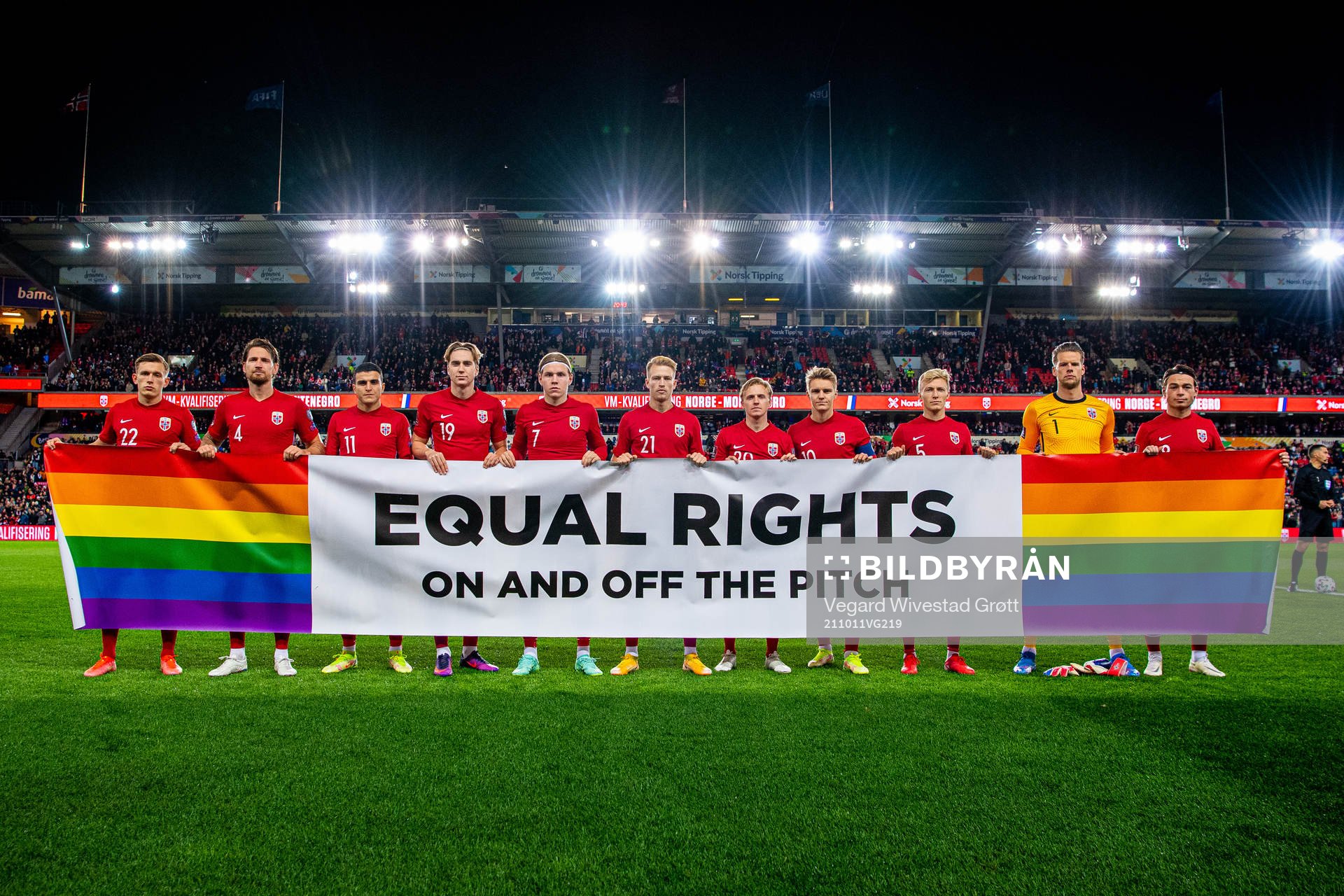 Norway's starting eleven pose for a team photo with a sign