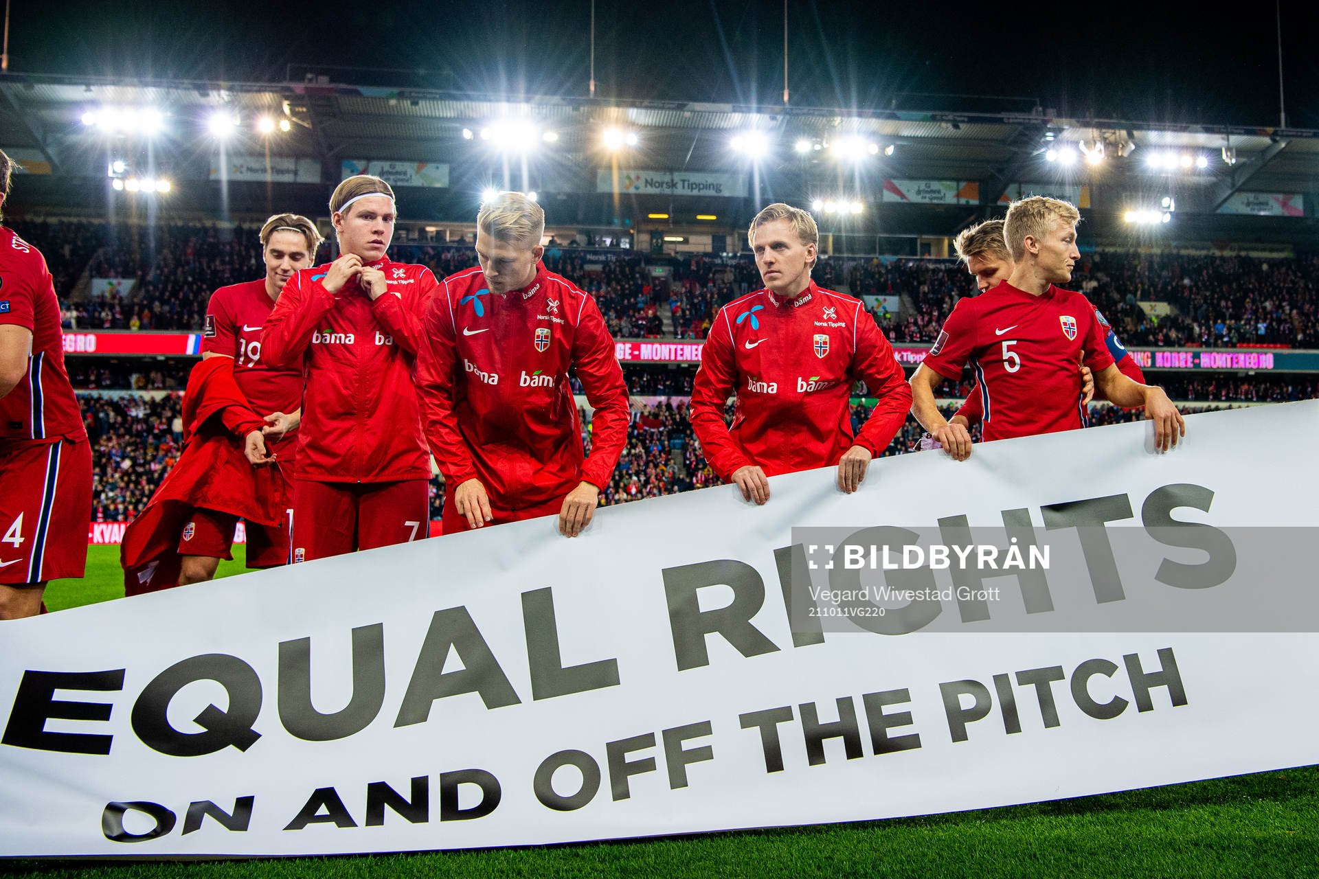 Andreas Hanche-Olsen and Mats Møller Dæhli with a sign