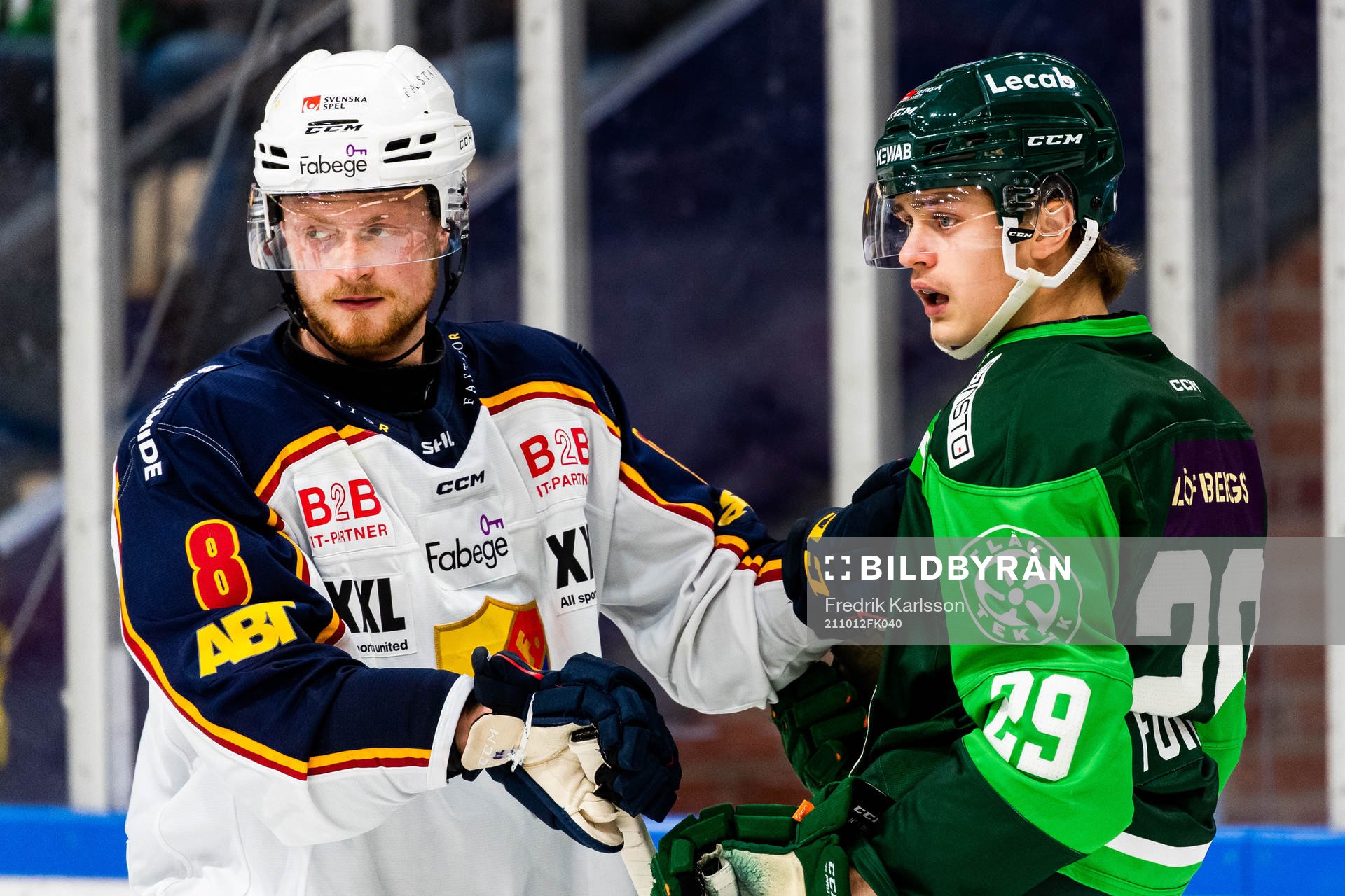 Djurgårdens Linus Arnesson och Färjestads Lucas Forsell
