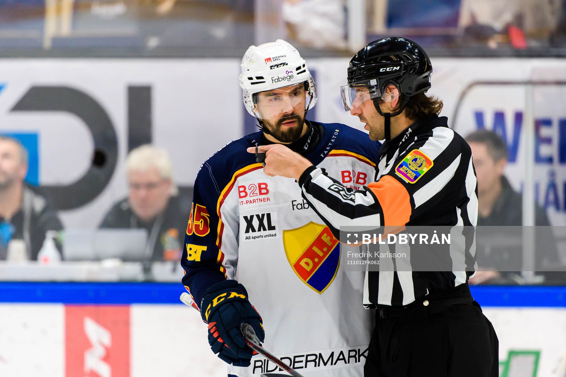 Djurgårdens Linus Videll i samtal med domare Mikael