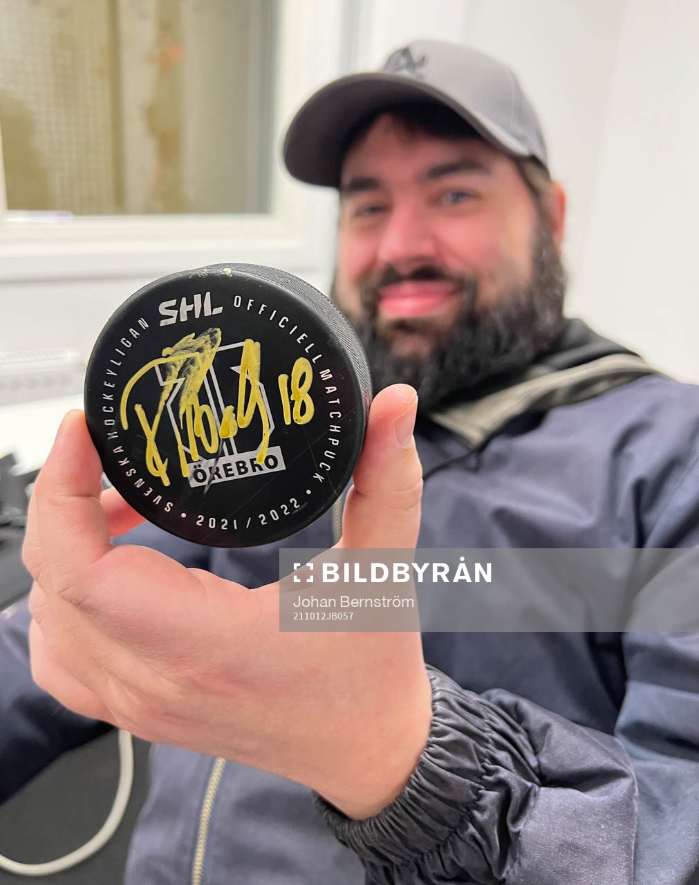 Fotografen Martin Avedal fick en signerad puck av Örebros