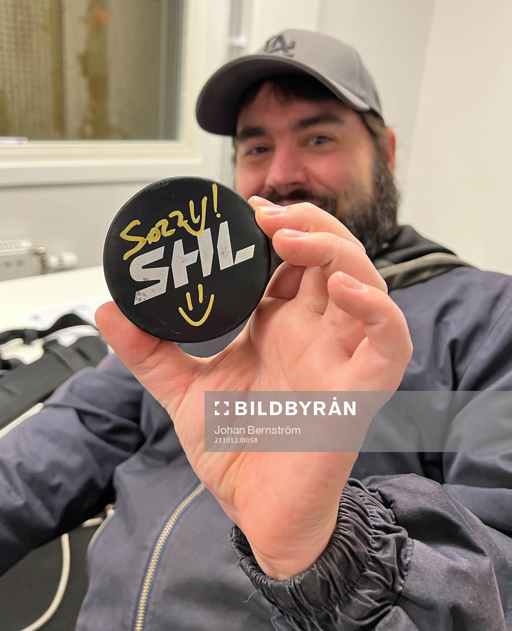 Fotografen Martin Avedal fick en signerad puck av Örebros