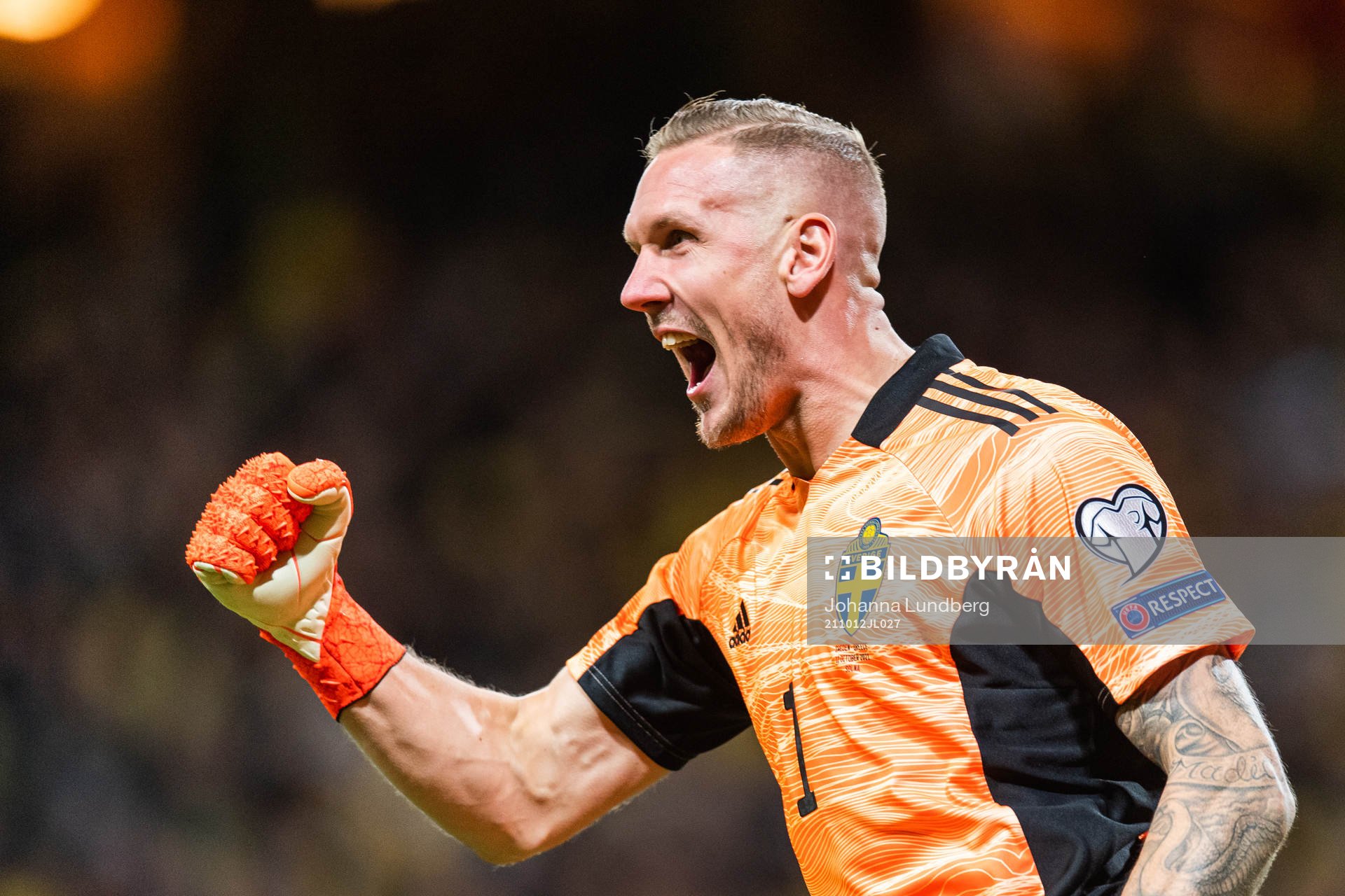 Goalkeeper Robin Olsen of Sweden celebrates
