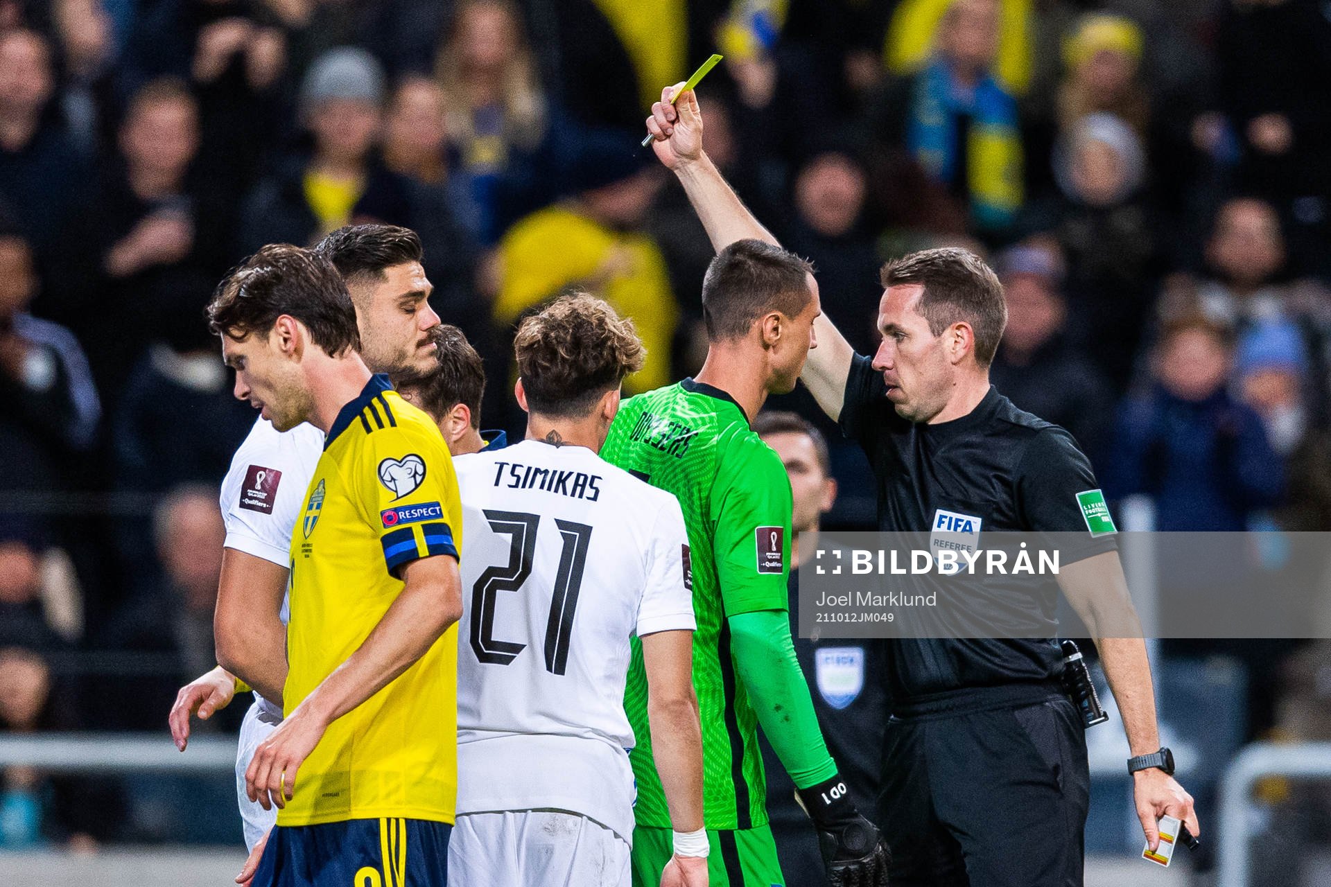 Referee Tobias Stieler shows the yellow card to