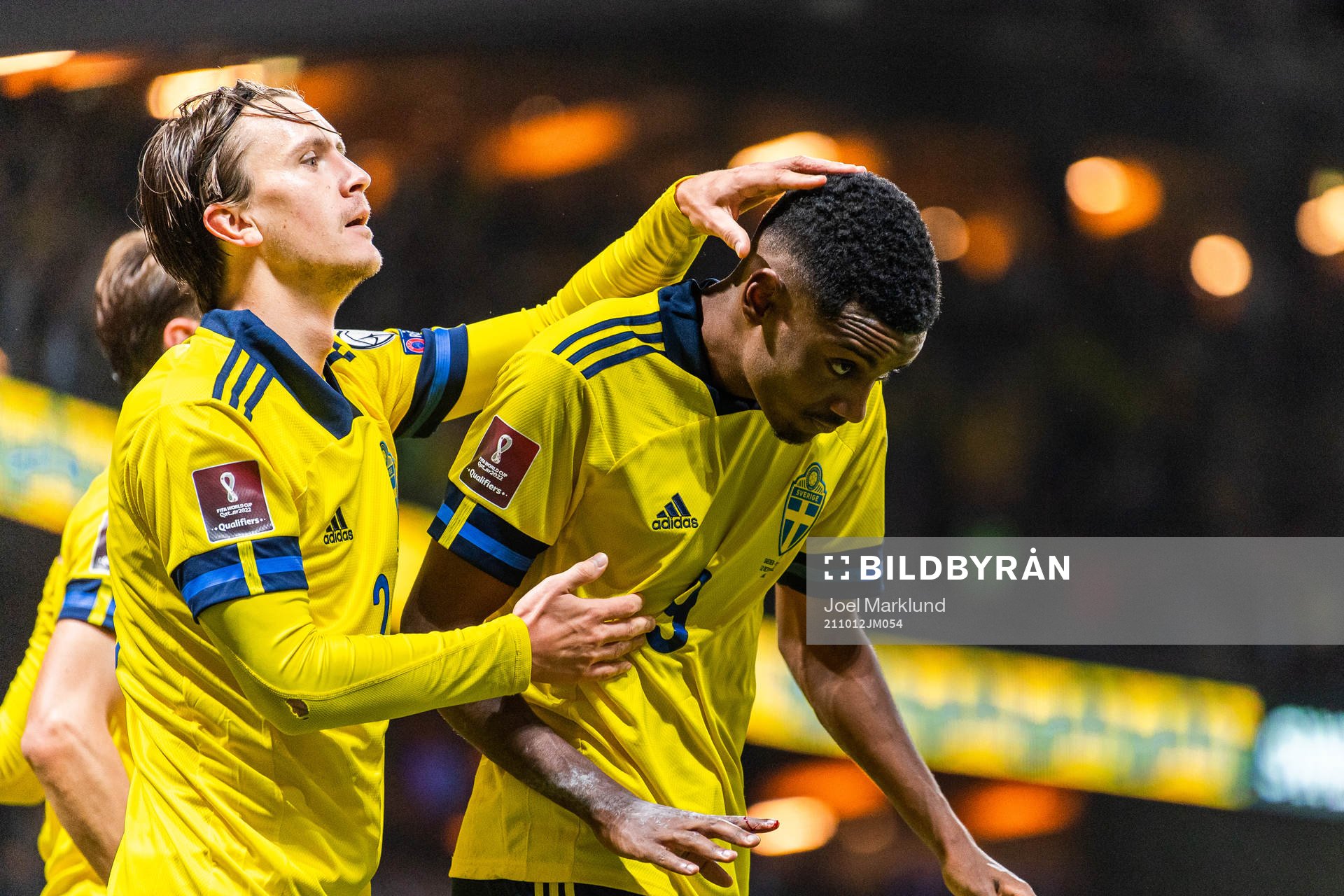 Kristoffer Olsson celebrate with goalscorer Alexander Isak