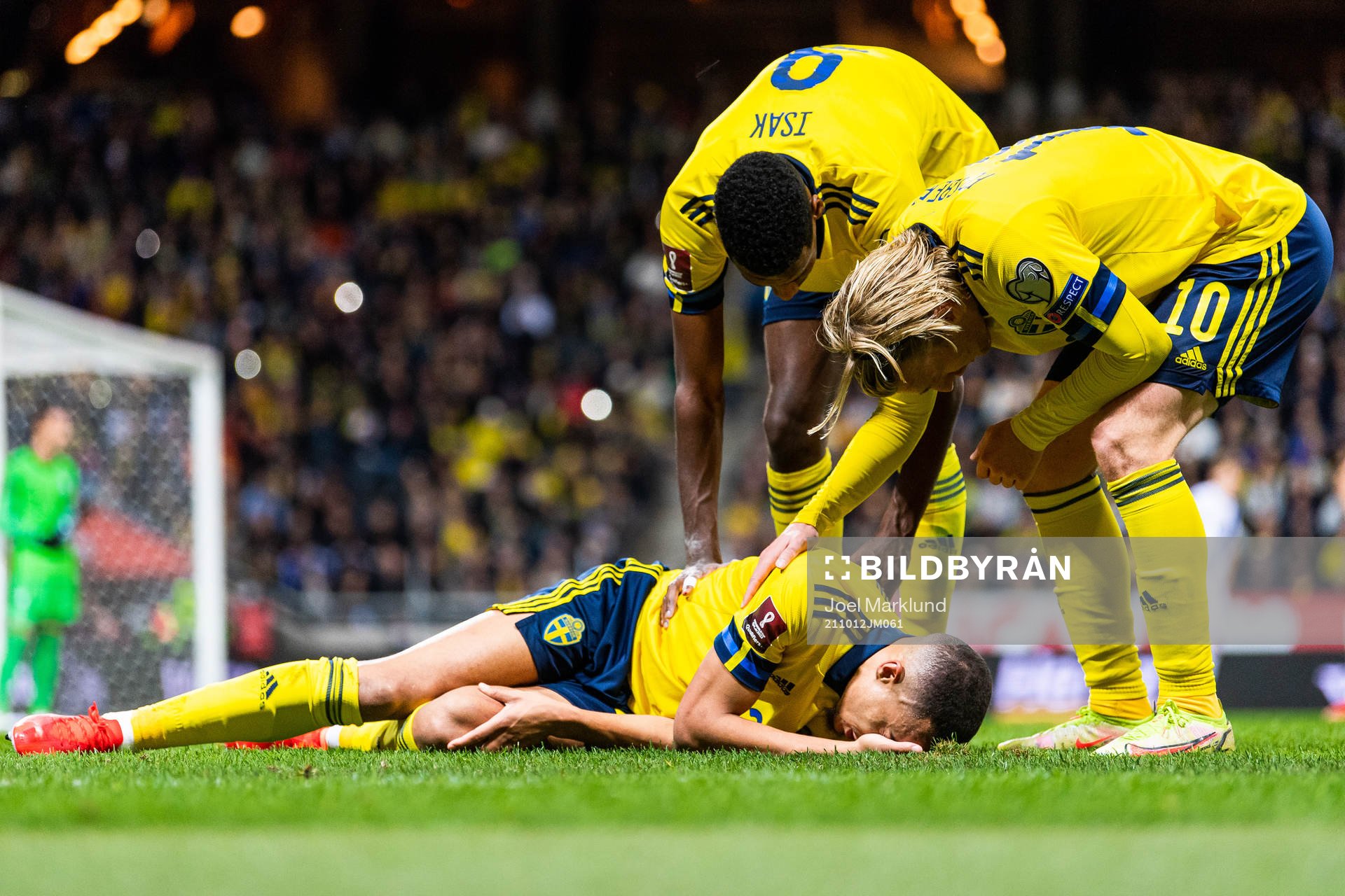 Robin Quaison receives attention from Alexander Isak and