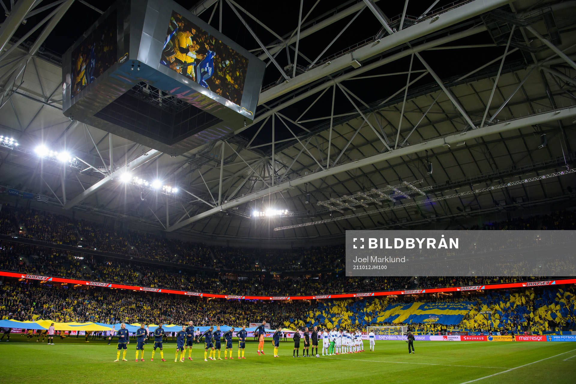 Players from Sweden and Greece are lined up