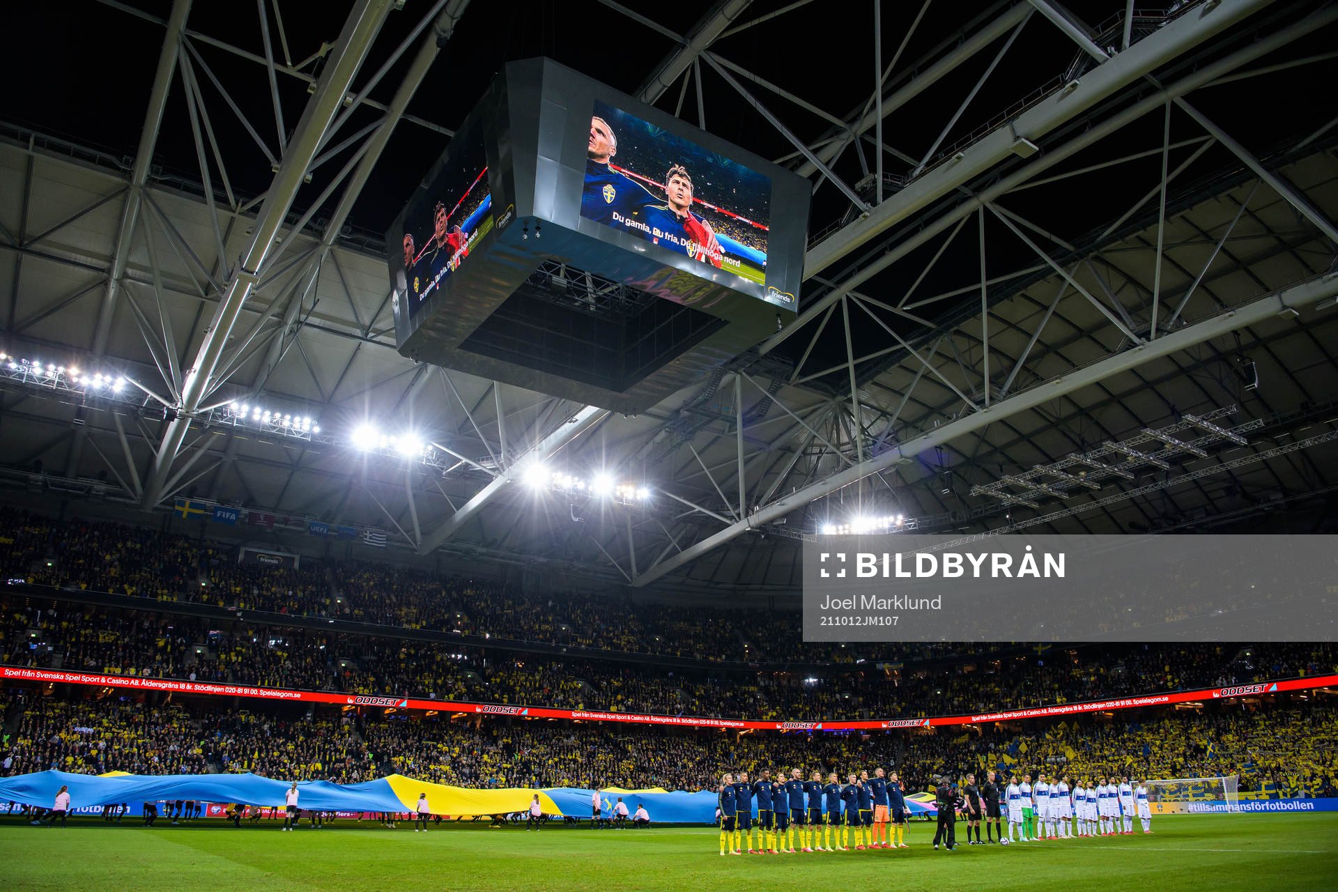 Players of Sweden and Greece are lined up