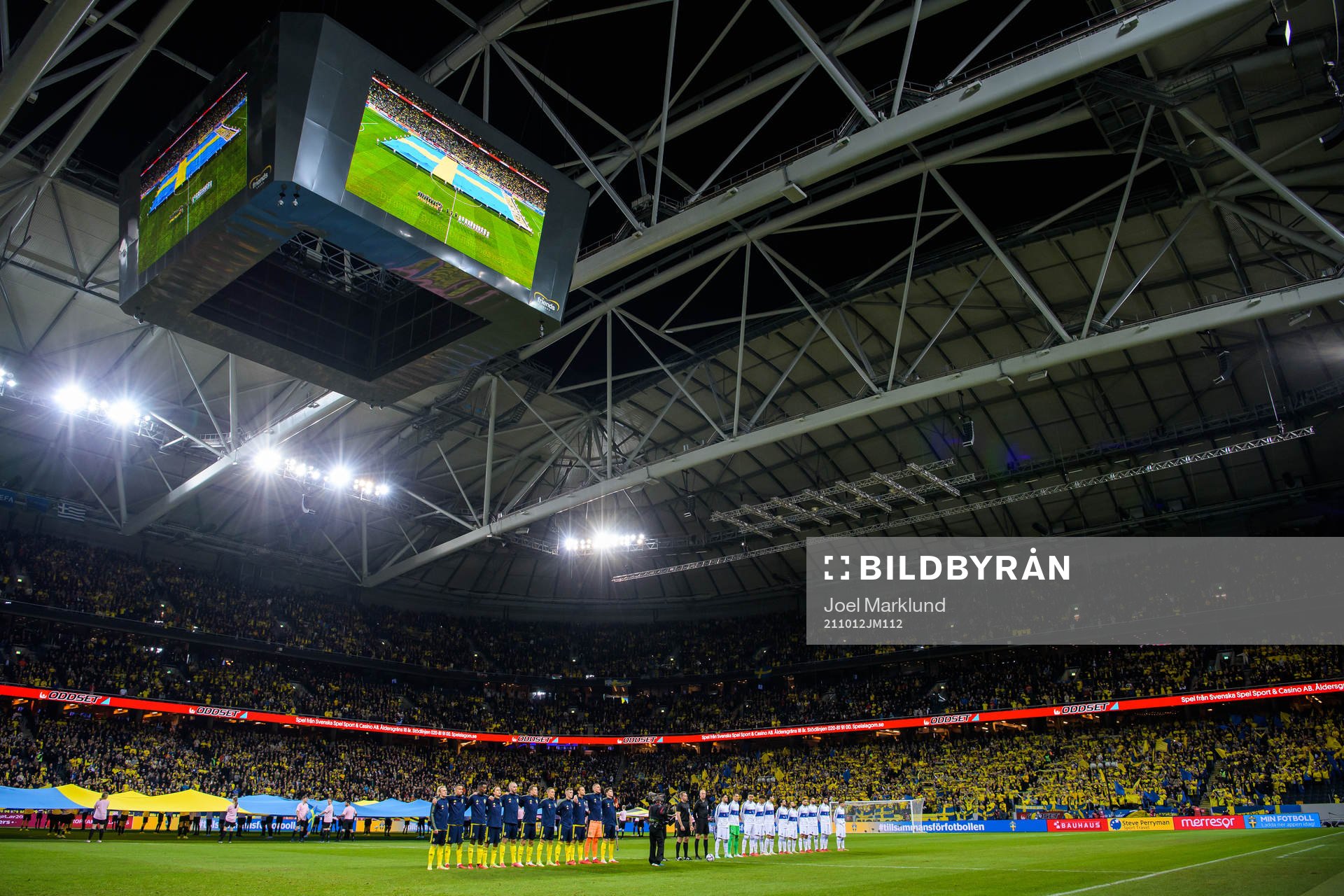 Players of Sweden and Greece are lined up