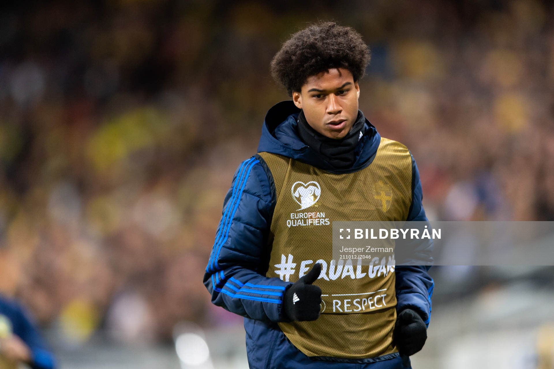 Jens-Lys Cajuste of Sweden warms up