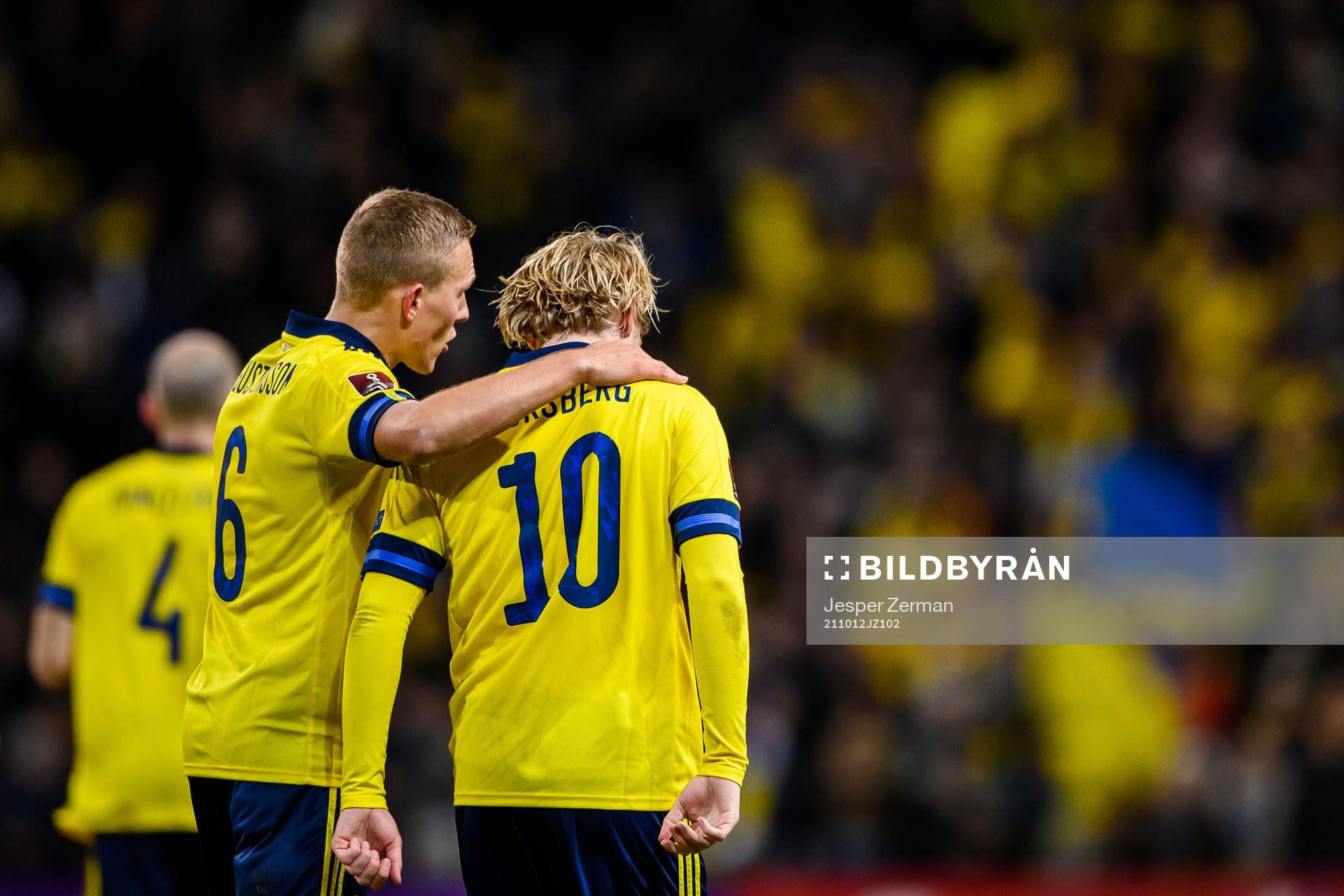 Emil Forsberg (r) and Ludwig Augustinsson of Sweden