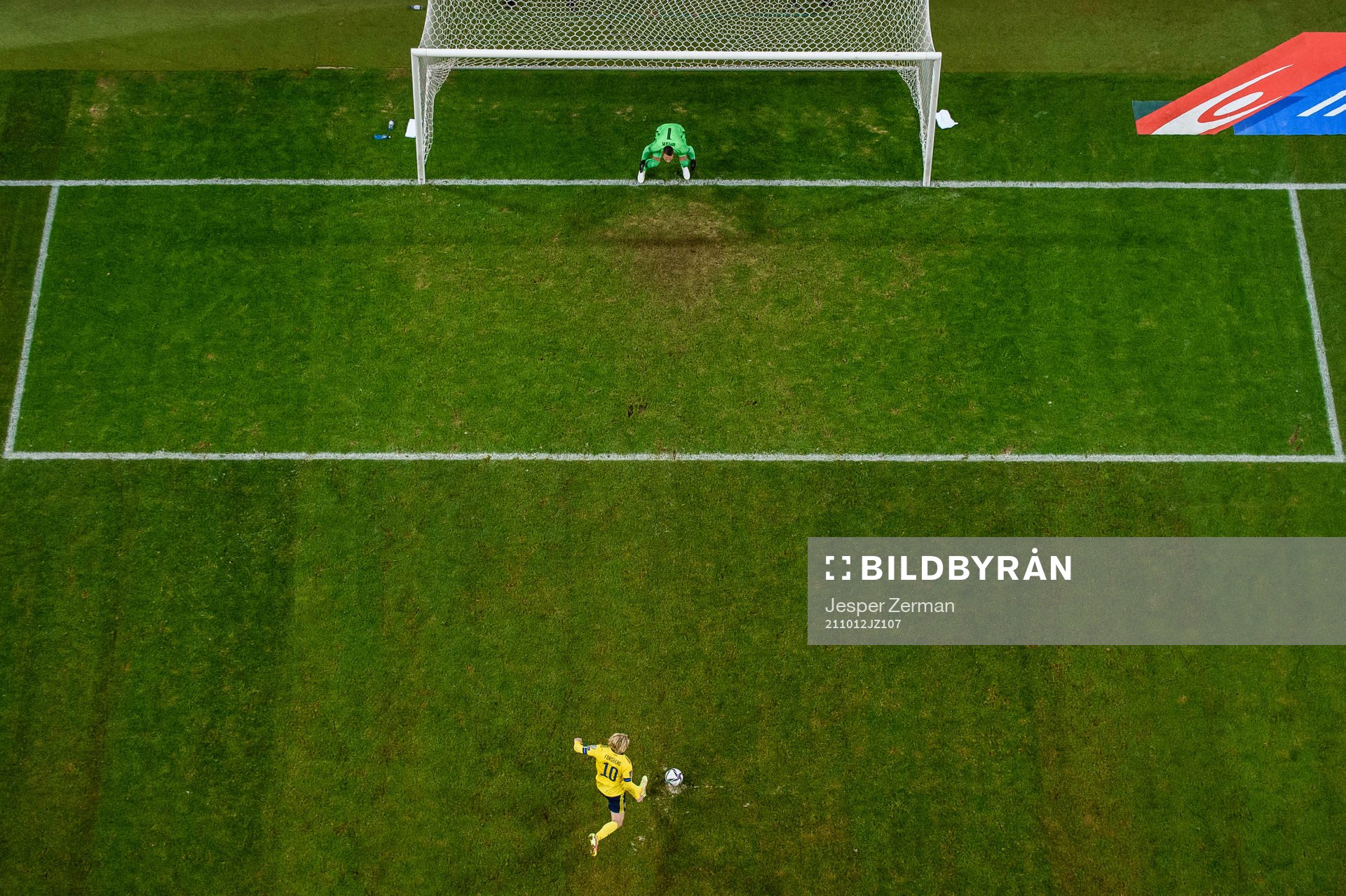Emil Forsberg of Sweden scores 1-0