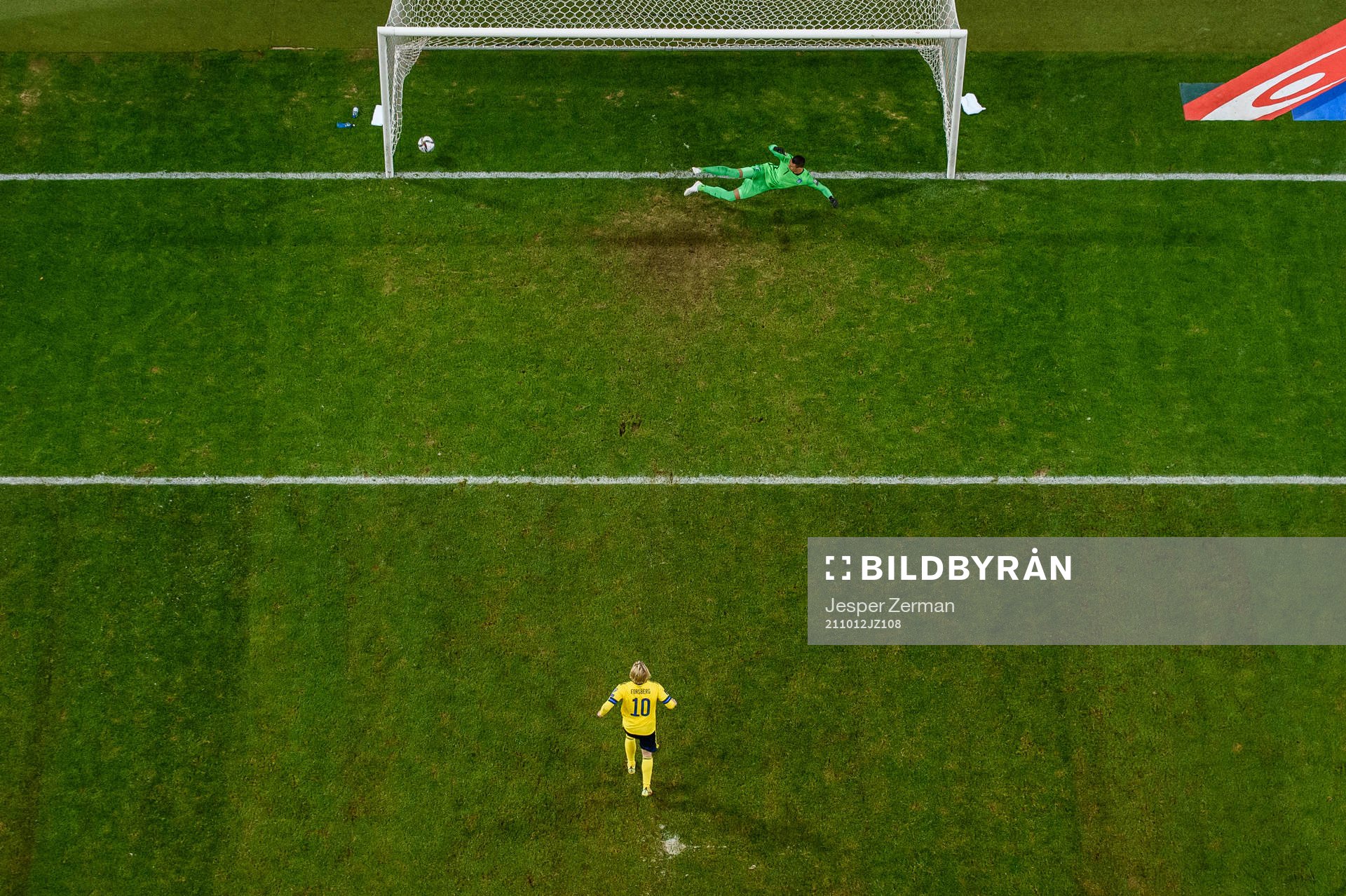 Emil Forsberg of Sweden scores 1-0