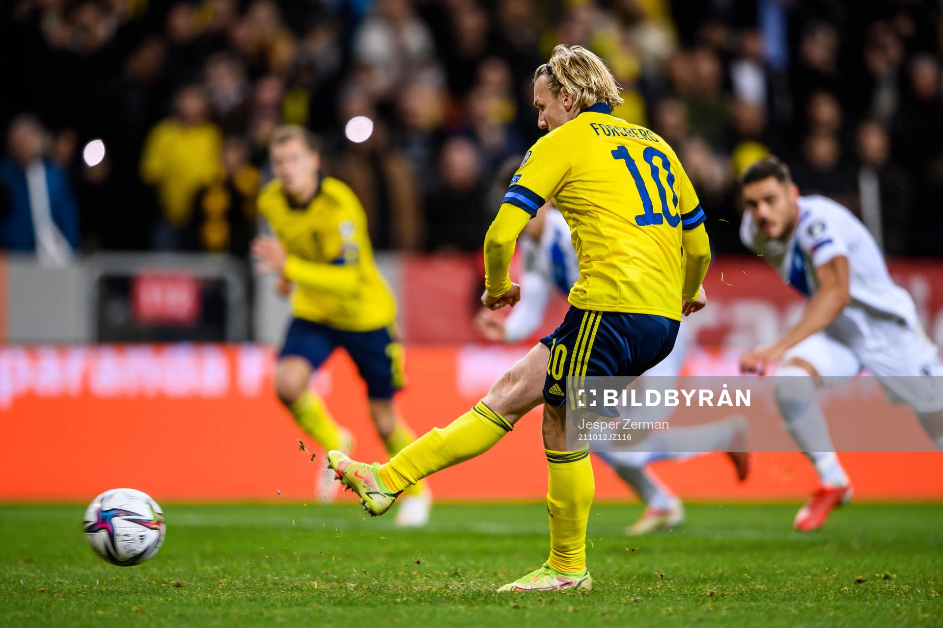 Emil Forsberg of Sweden scores 1-0