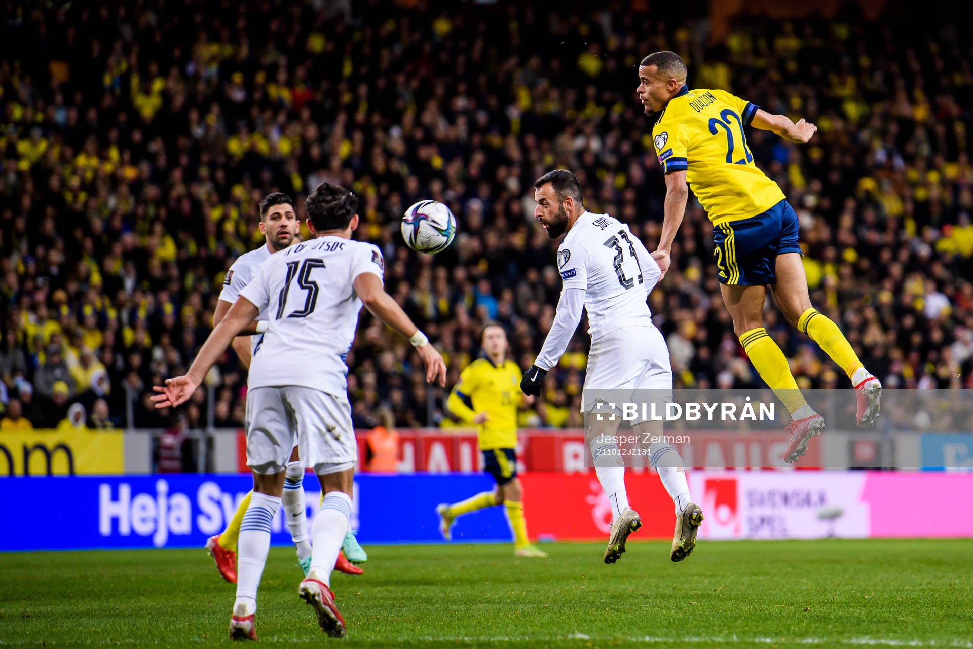 Robin Quaison of Sweden and Manolis Siopis of Greece