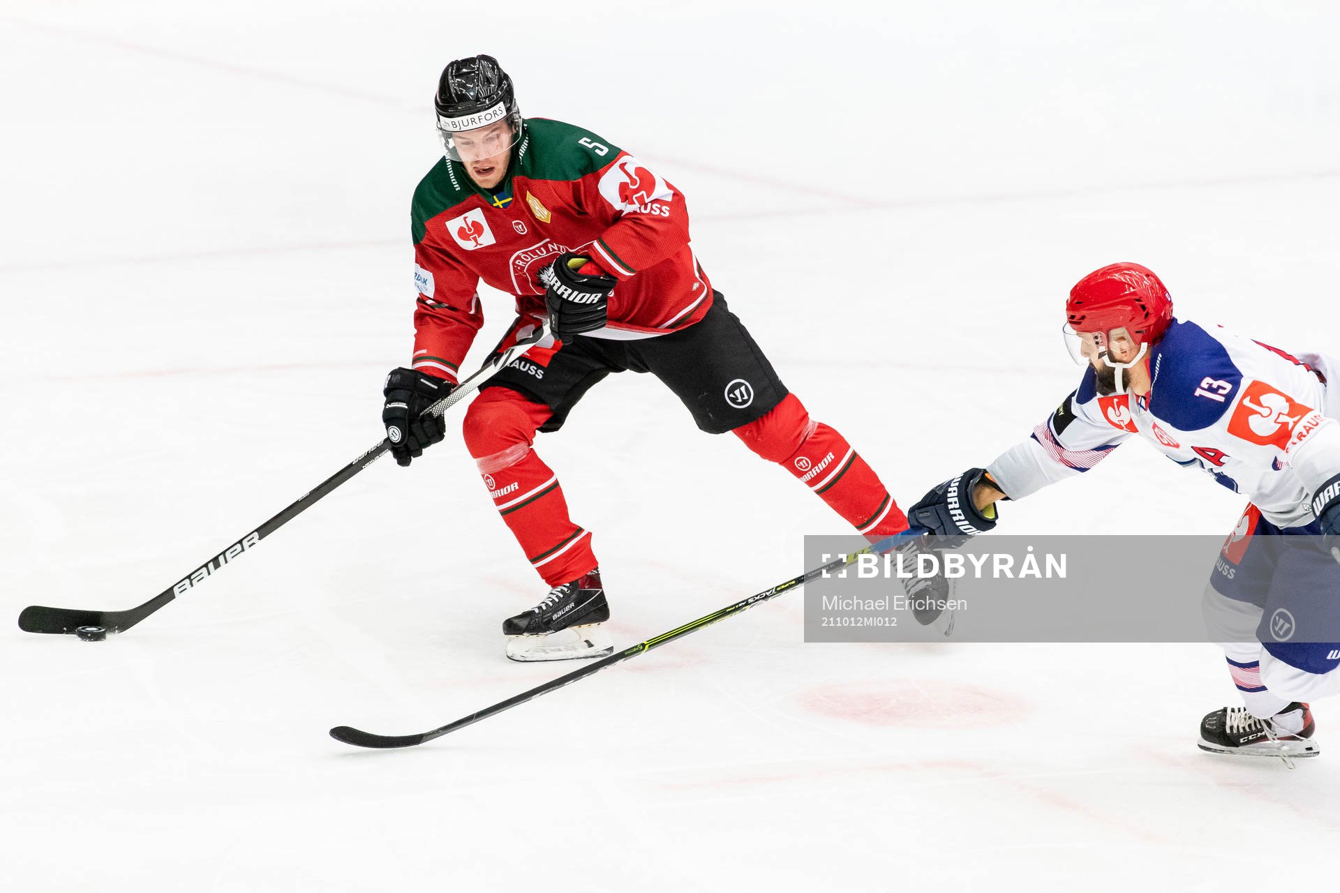 Filip Johansson of Frölunda and Otto Paajanen of Helsinki